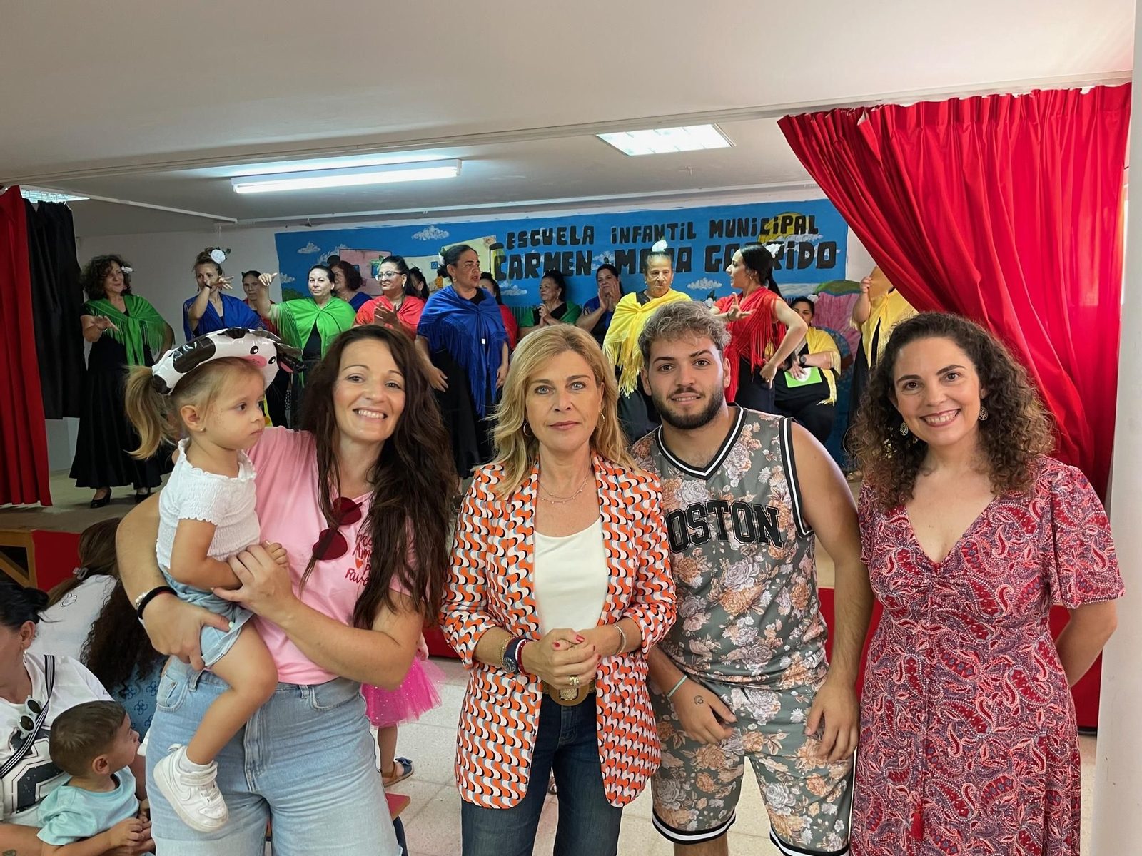 Paola Laynez con las madres y alumnos de la escuela infantil de Los Almendros