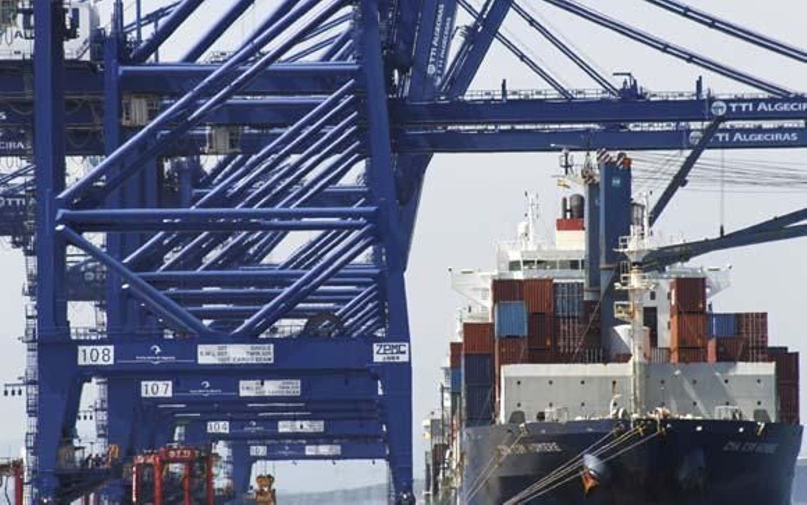 Un buque portacontenedores de la naviera CMA CGM opera en la terminal de TTI Algeciras. /E. S.