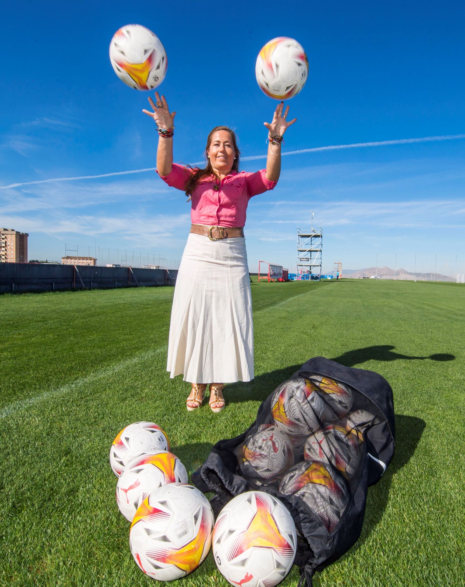 Patricia Rodríguez, rodeada de balones en la ciudad deportiva del Granada CF