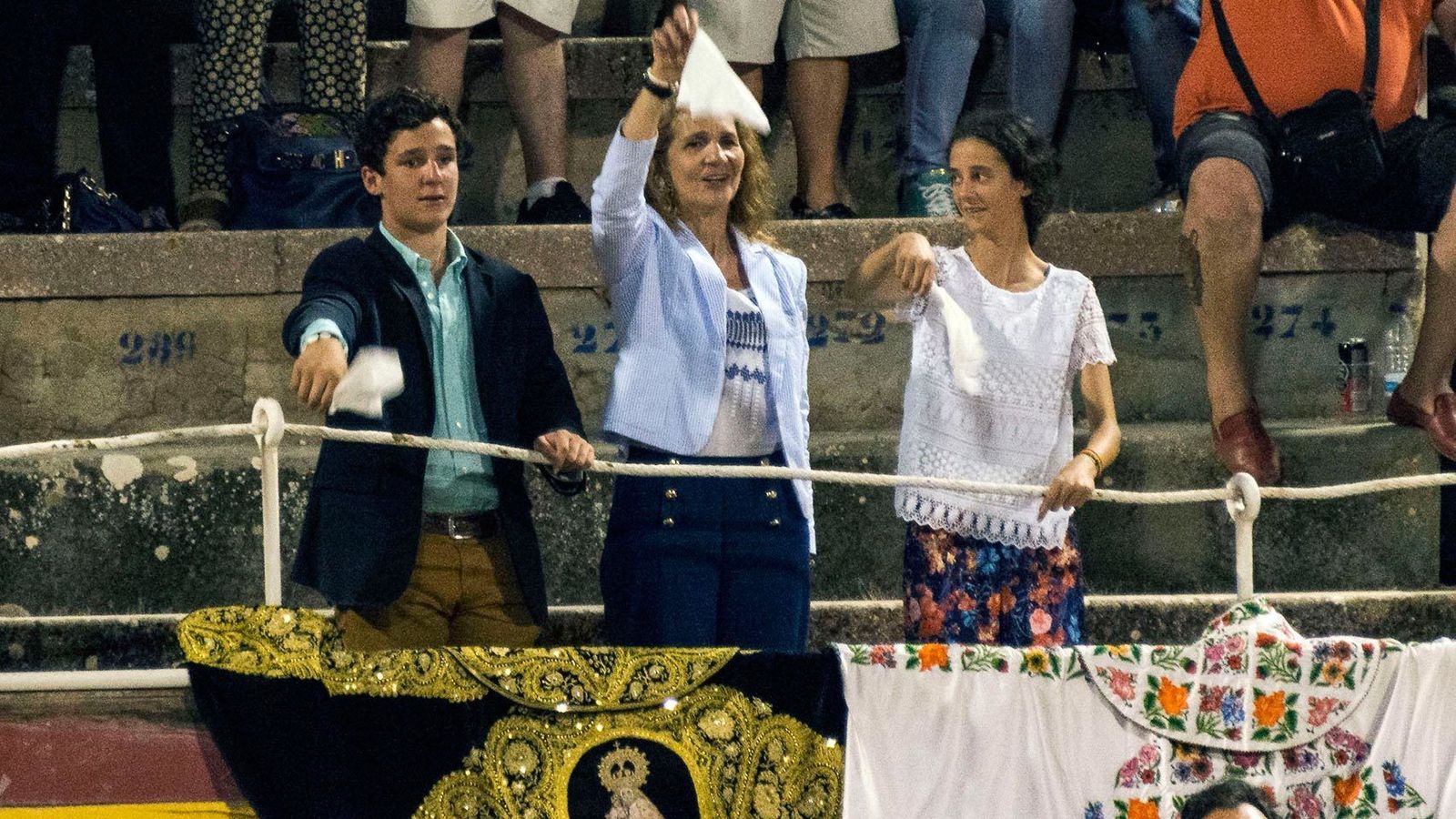 Con sus dos hijos, en los toros.