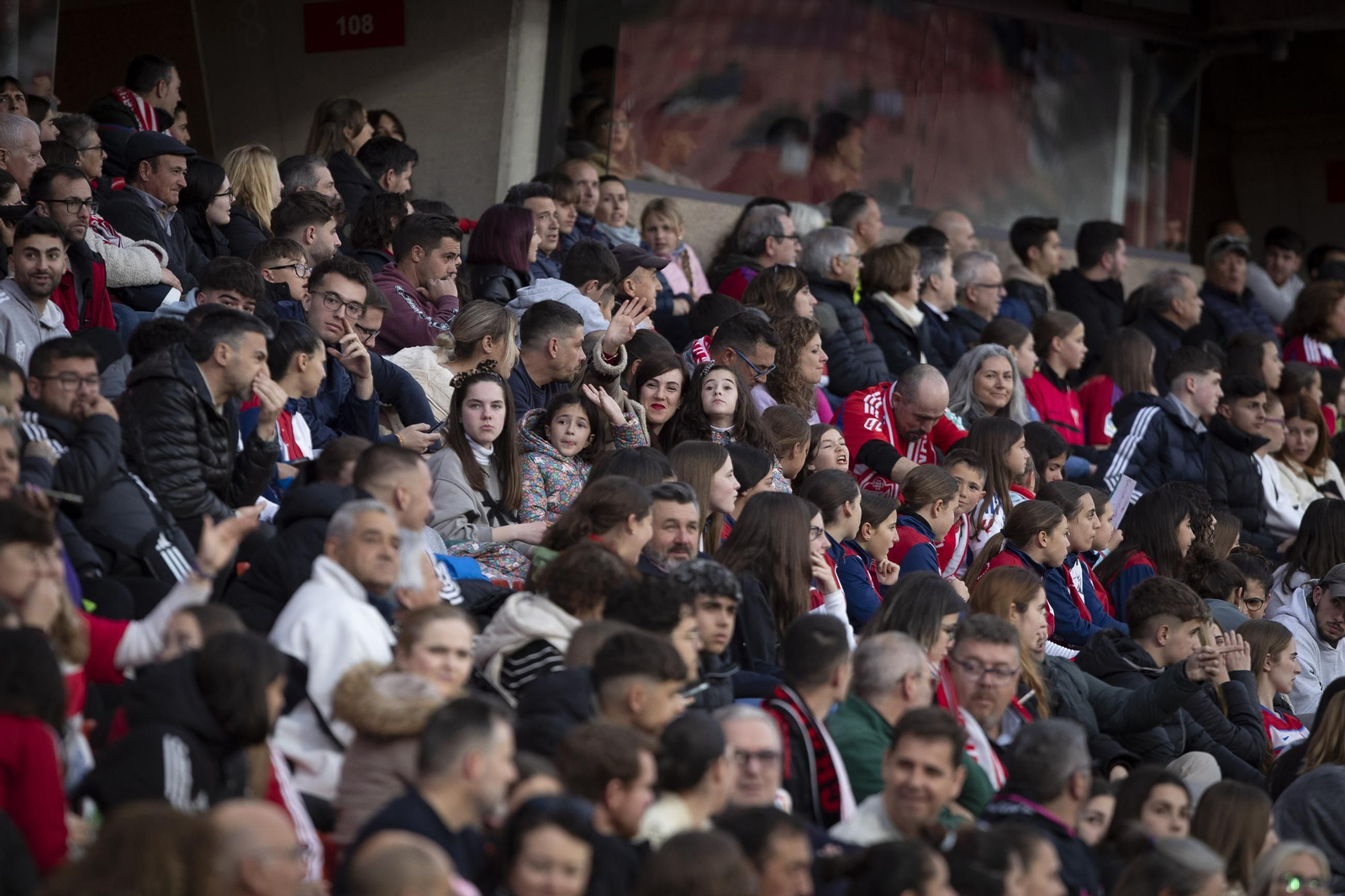 Encuéntrate en la grada de Los Cármenes en el Granada-Atlético de Madrid