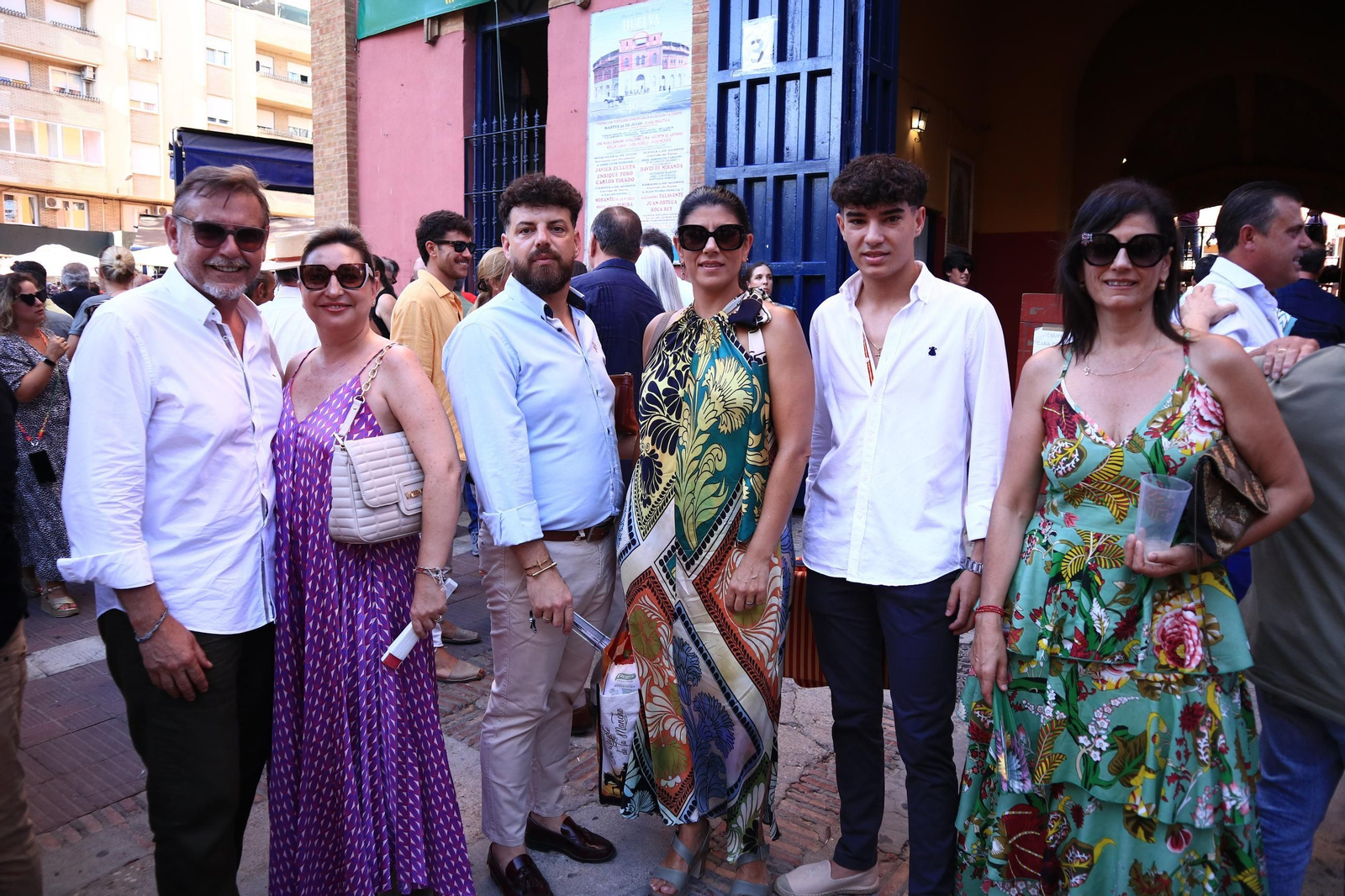 Imágenes de ambiente en el tercer día de toros en Huelva