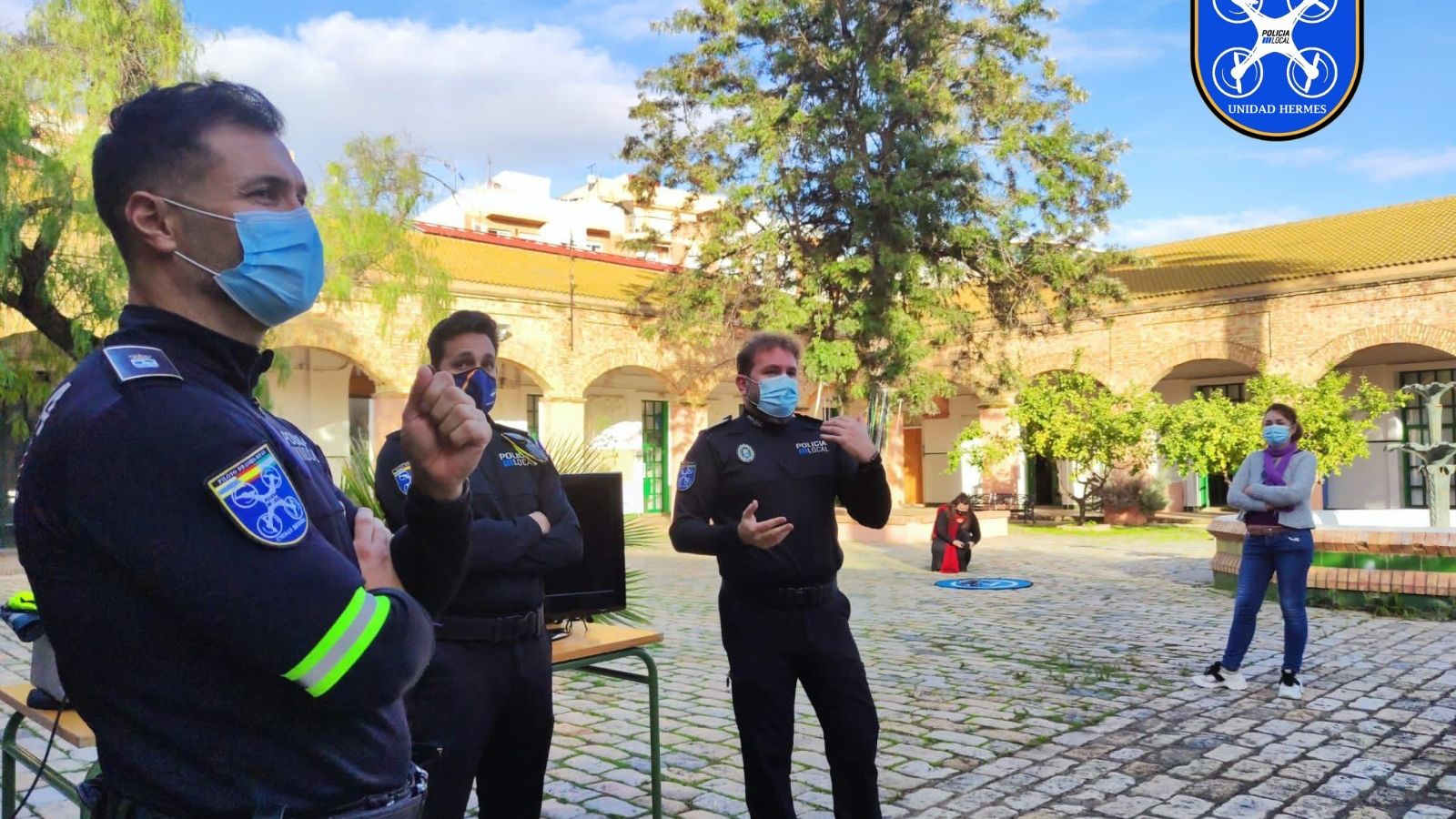 Los agentes de la Unidad Hermes durante la exposición en la Escuela de Arte onubense.