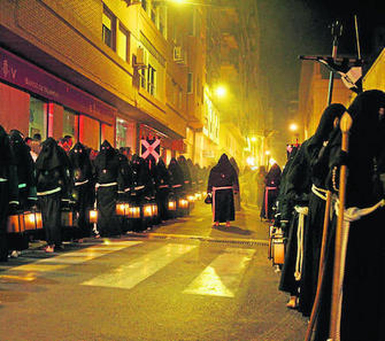 Silencio y oración en la cara más pasional del Vía Crucis