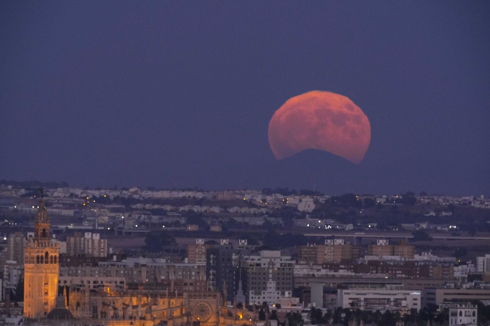 La Superluna azul captada en diferentes partes del planeta: un disfrute visual de la Luna del Esturión