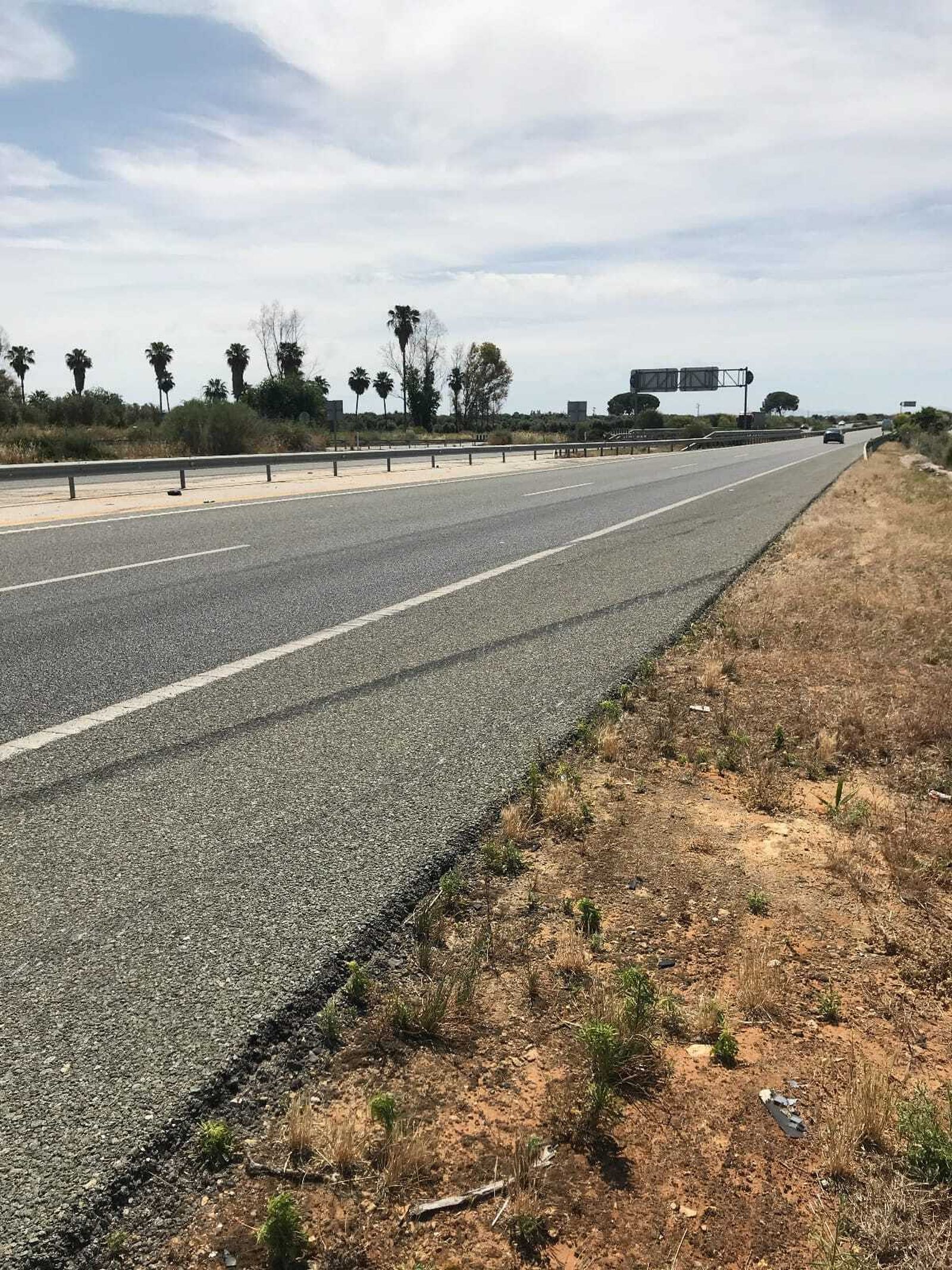 Huellas de fricción o derrape dejadas por el vehículo.