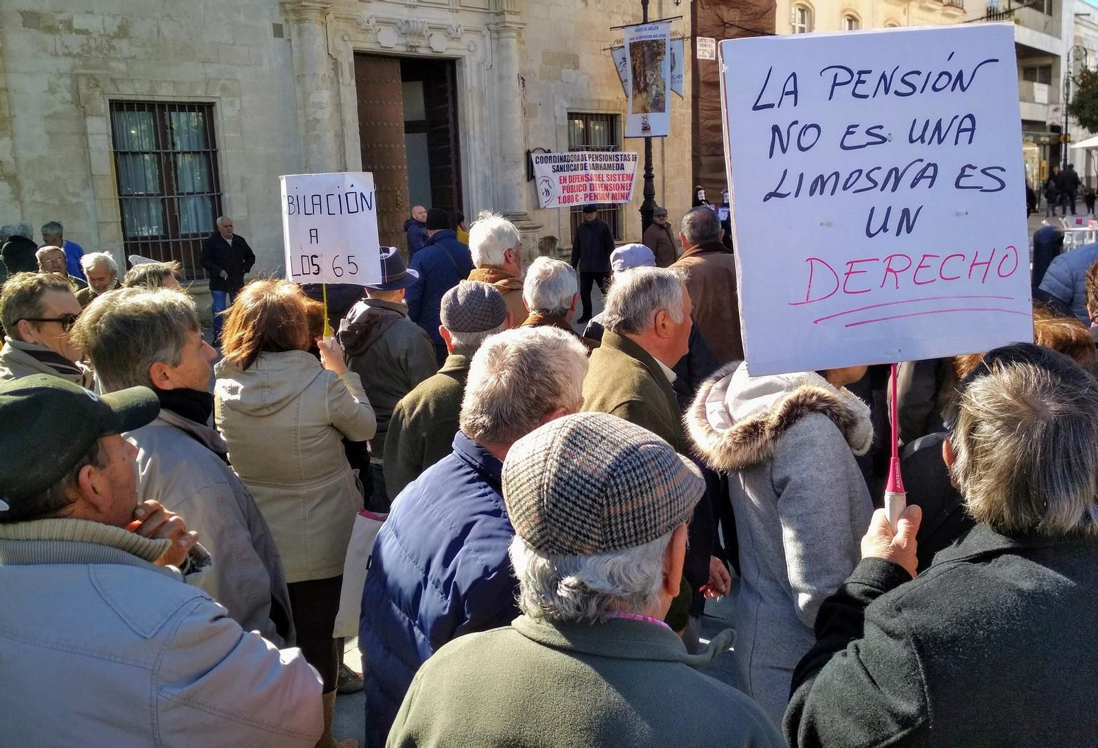 La protesta de la Coordinadora en Defensa del Sistema Público de Pensiones de Sanlúcar en la Plaza del Cabildo.