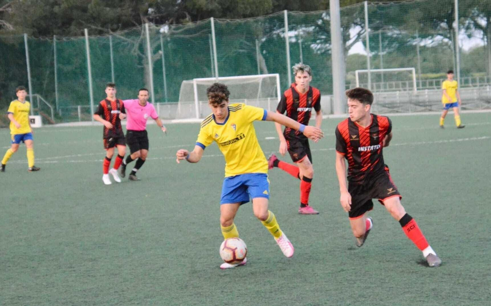 Cerrato presiona al cadista Franco ante la presencia de Javi.