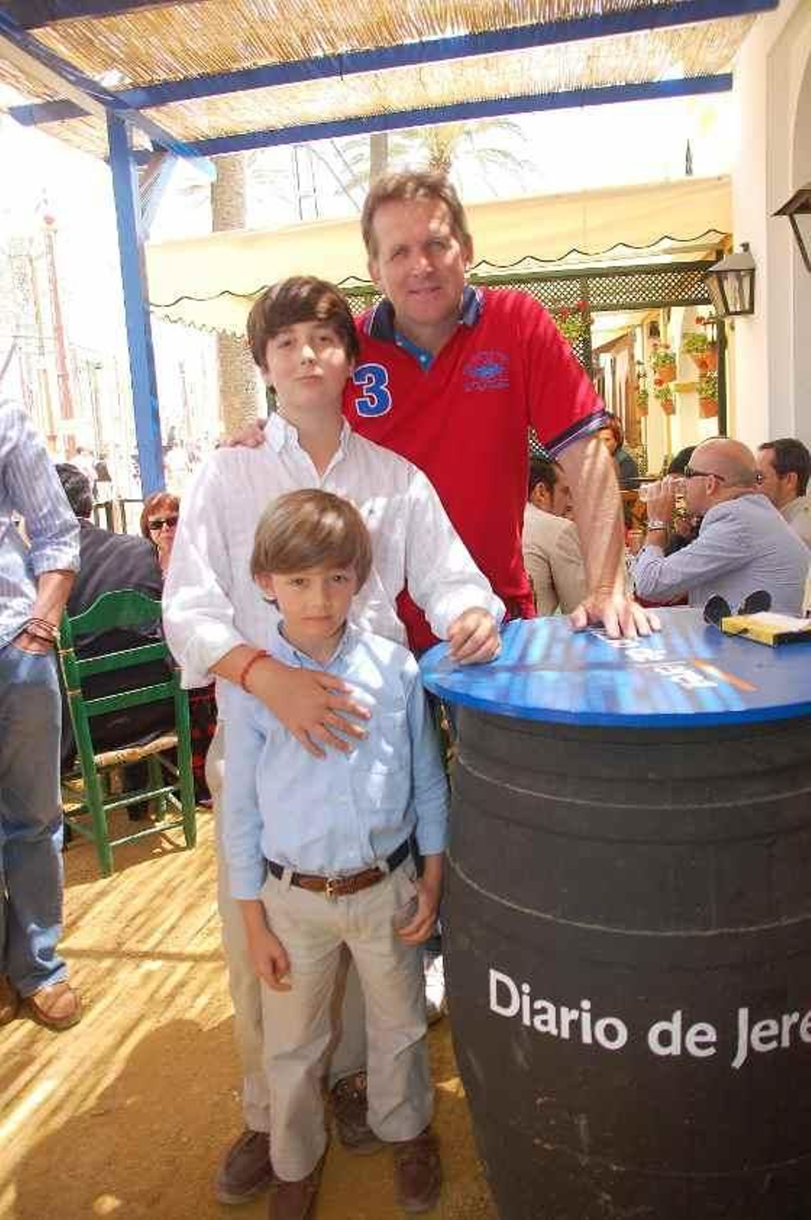 Bernardo Schuster posa con Iñigo y Jacobo Villagrán Joly a las puertas de la caseta de Diario de Jerez.

Foto: Manu Garcia