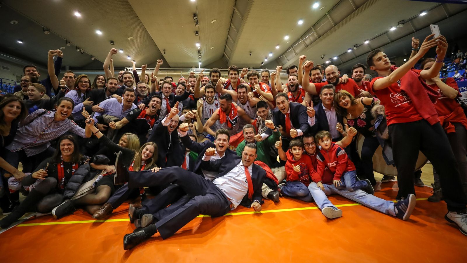 Jugadores, técnicos, directivos y aficionados celebran el ascenso en la pista del Basket Navarra