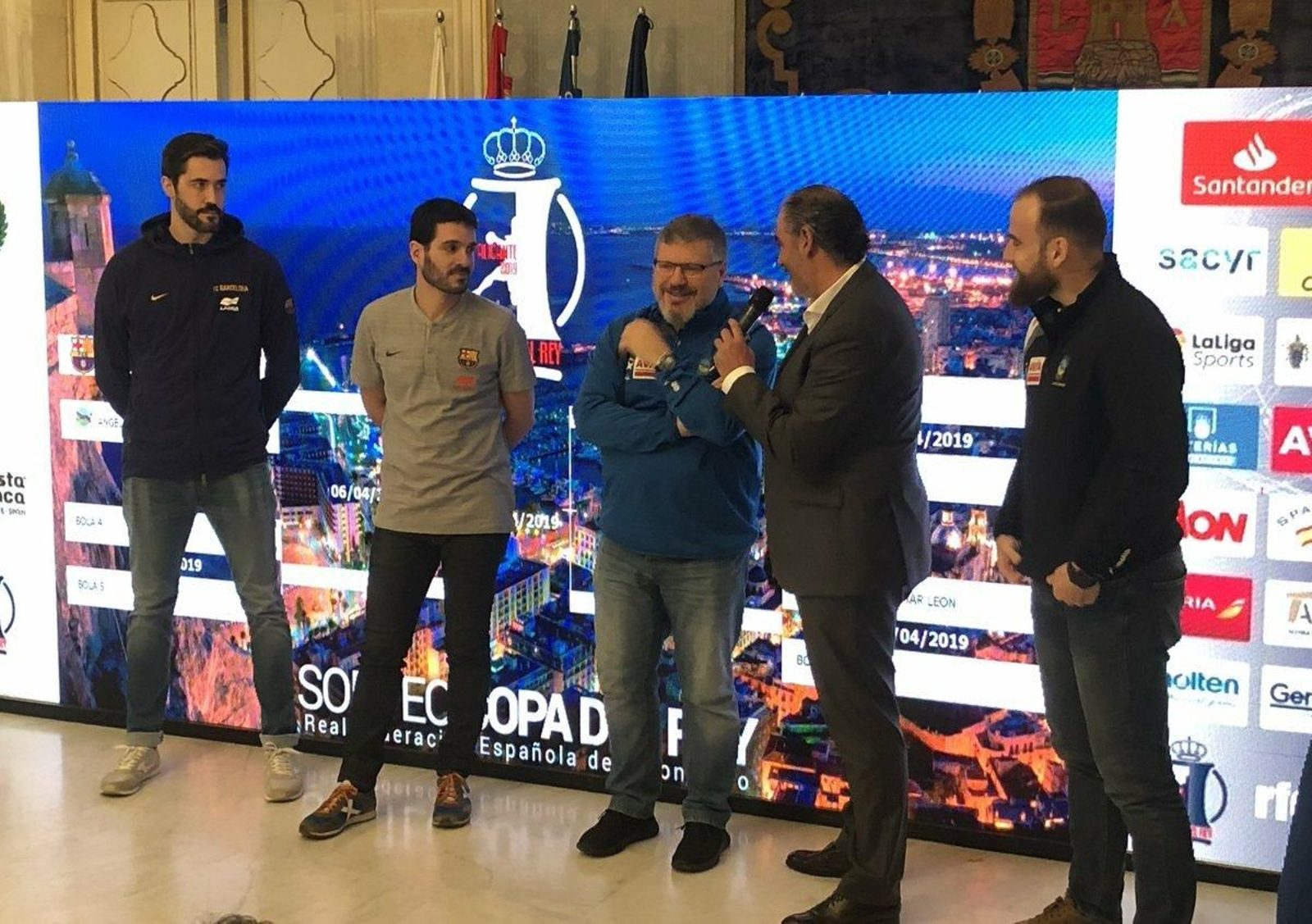 Los azulgrana Raúl Entrerríos y Oliver Roig, y los pontanenses Julián Ruiz y David Jiménez, tras el sorteo.