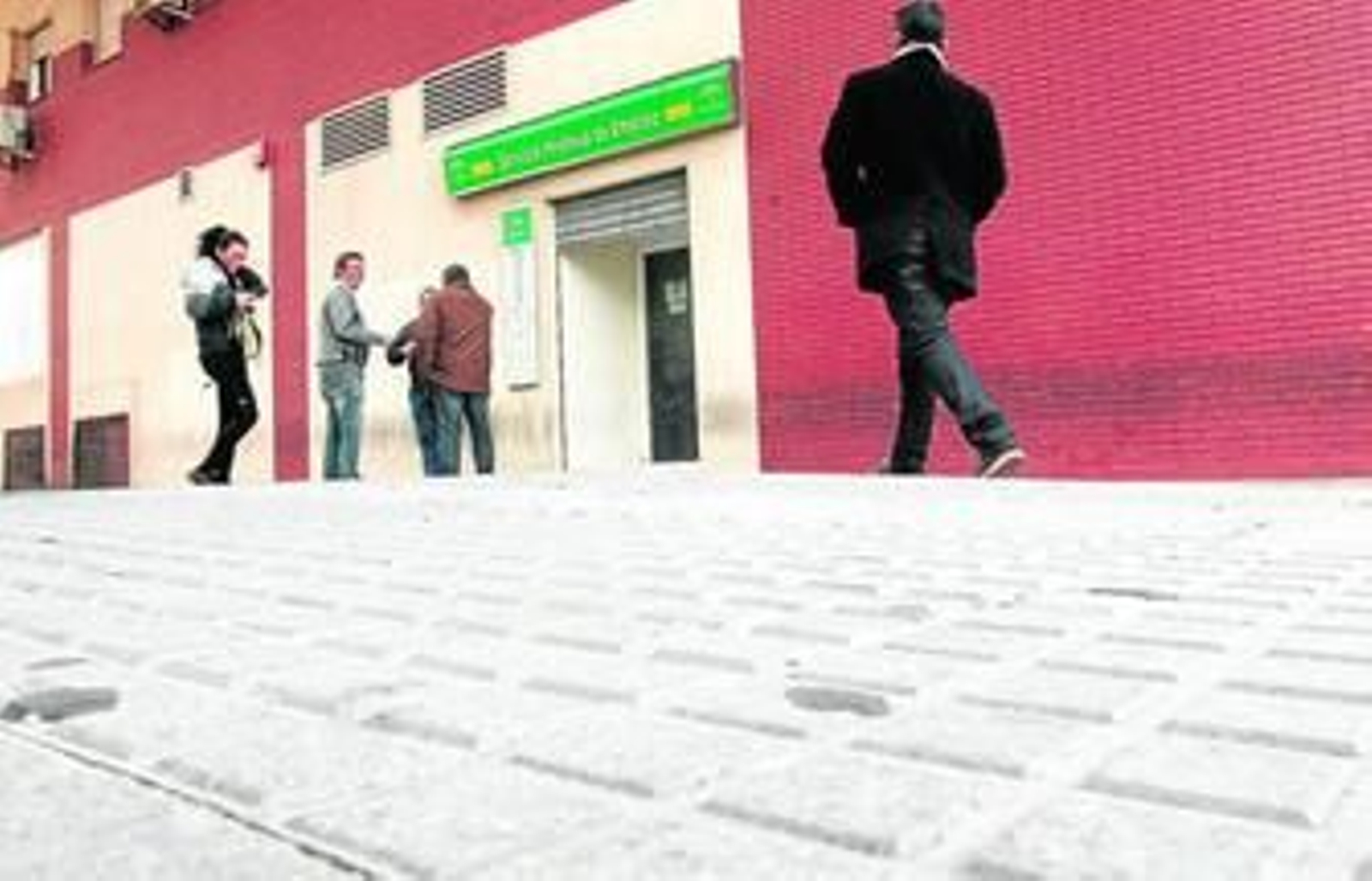 Varias personas se disponen a entrar en la oficina del SAE de Algeciras, ayer por la mañana.