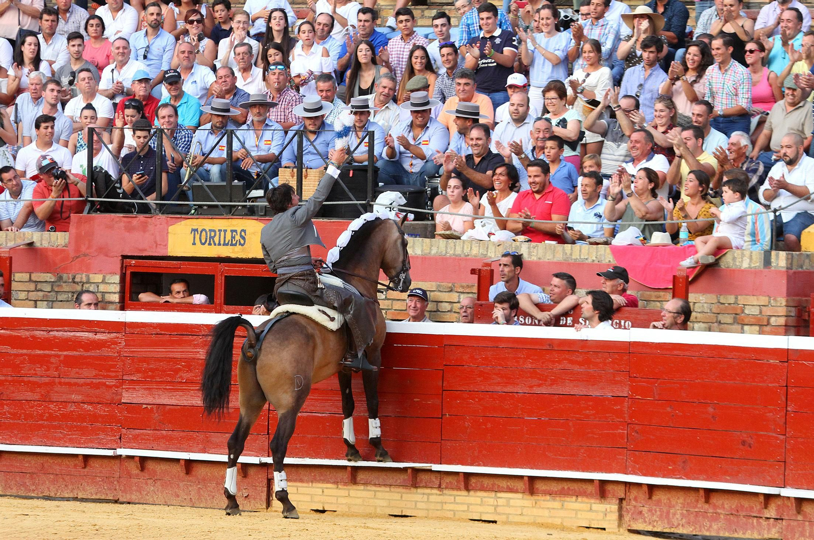 Imágenes de la corrida de rejones de Pablo Hermoso de Mendoza, Andrés Romero y Lea Vicens.