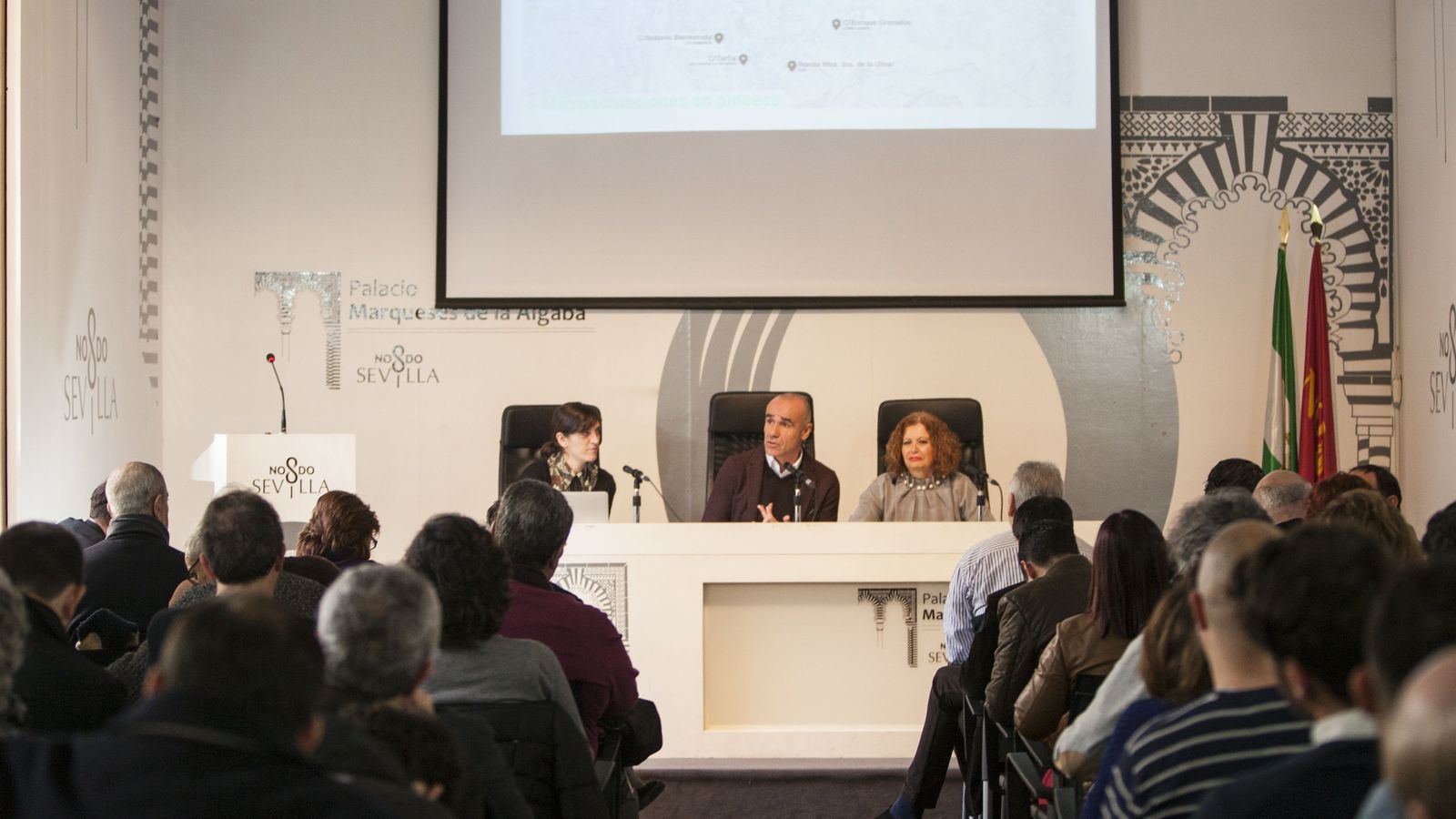 La delegada del distrito Este-Alcosa-Torreblanca, Adela Castaño, junto al delegado de Hábitat Urbano, Cultura y Turismo, Antonio Muñoz, durante la presentación de un programa de inversión y participación en los distritos.
