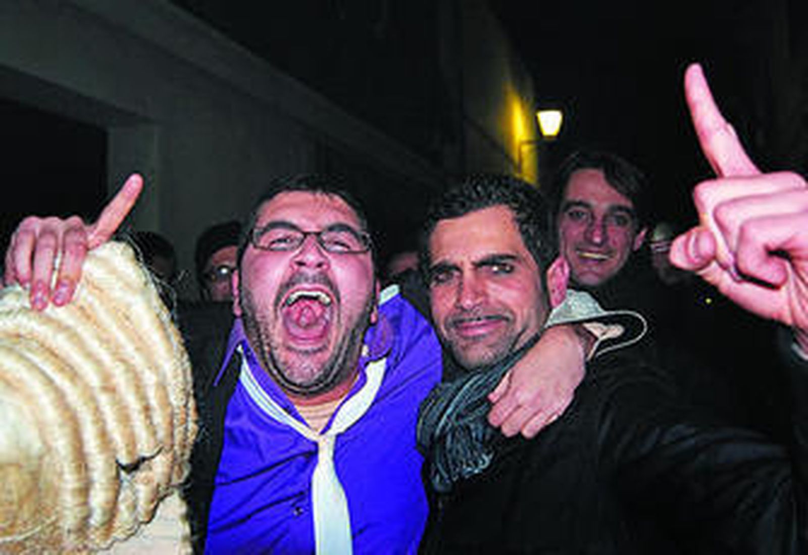Vera Luque (i) y Jesús Bienvenido (d) celebran juntos sus primeros premios en la calle Santa Rosalía.