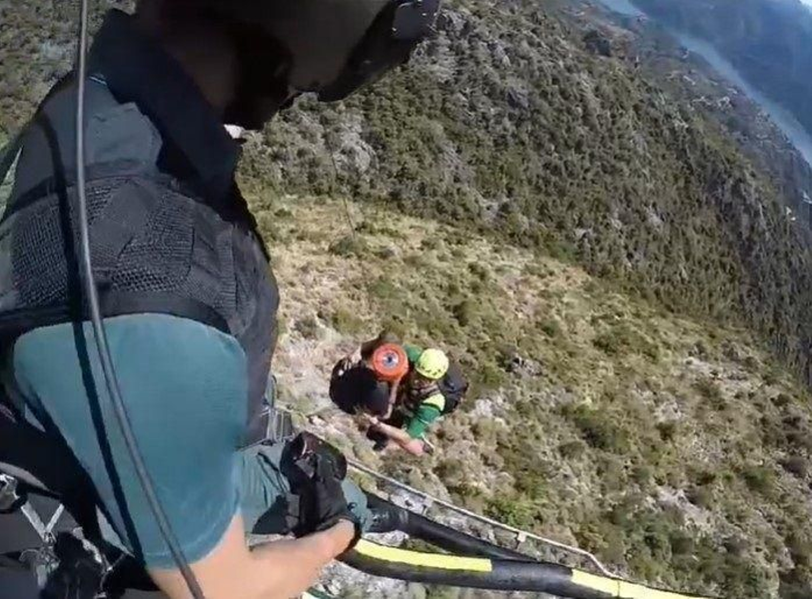 Efectivos de la Guardia Civil rescatando al senderista.