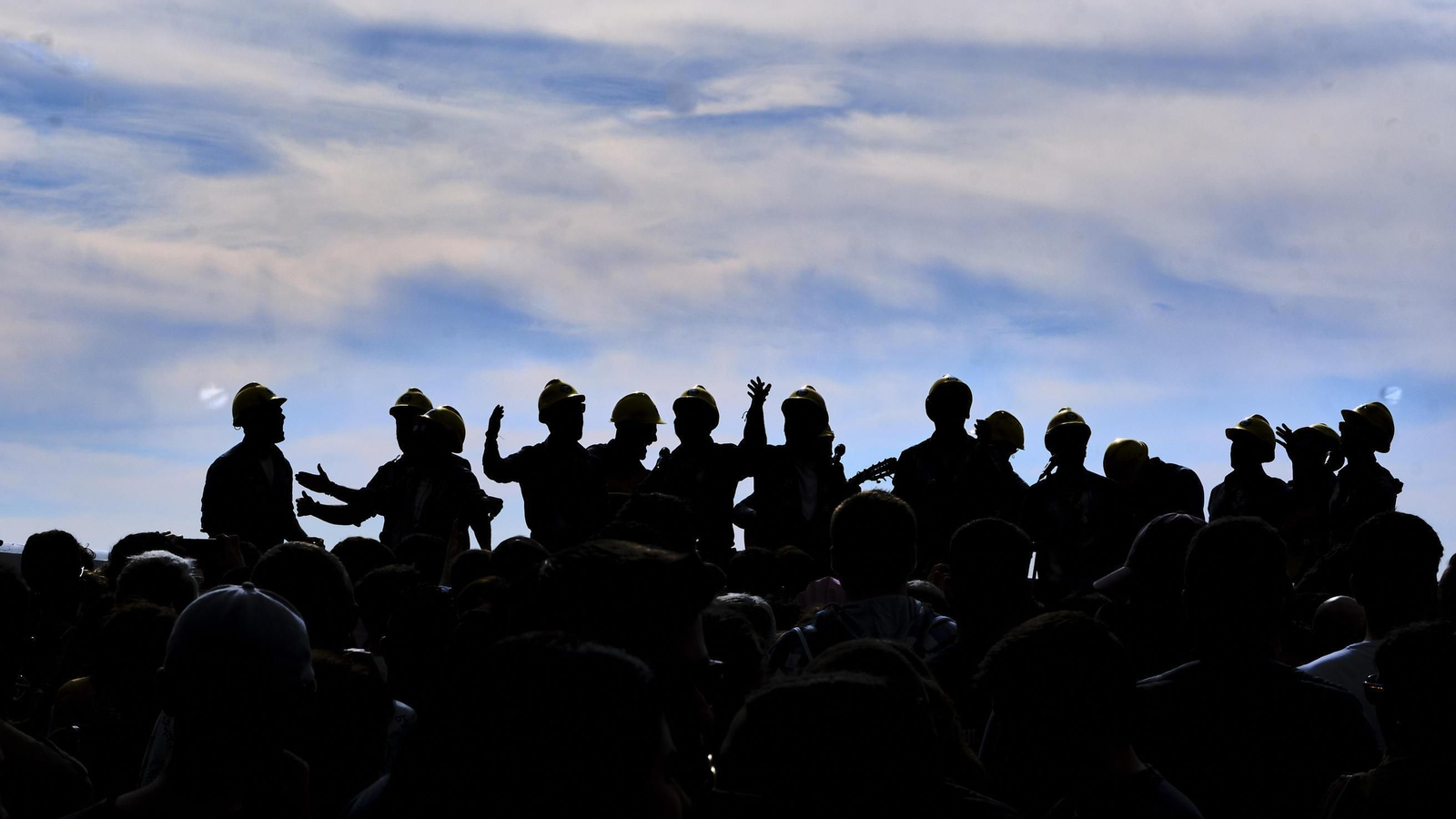 Una agrupación bajo un cielo con nubes en Cádiz.