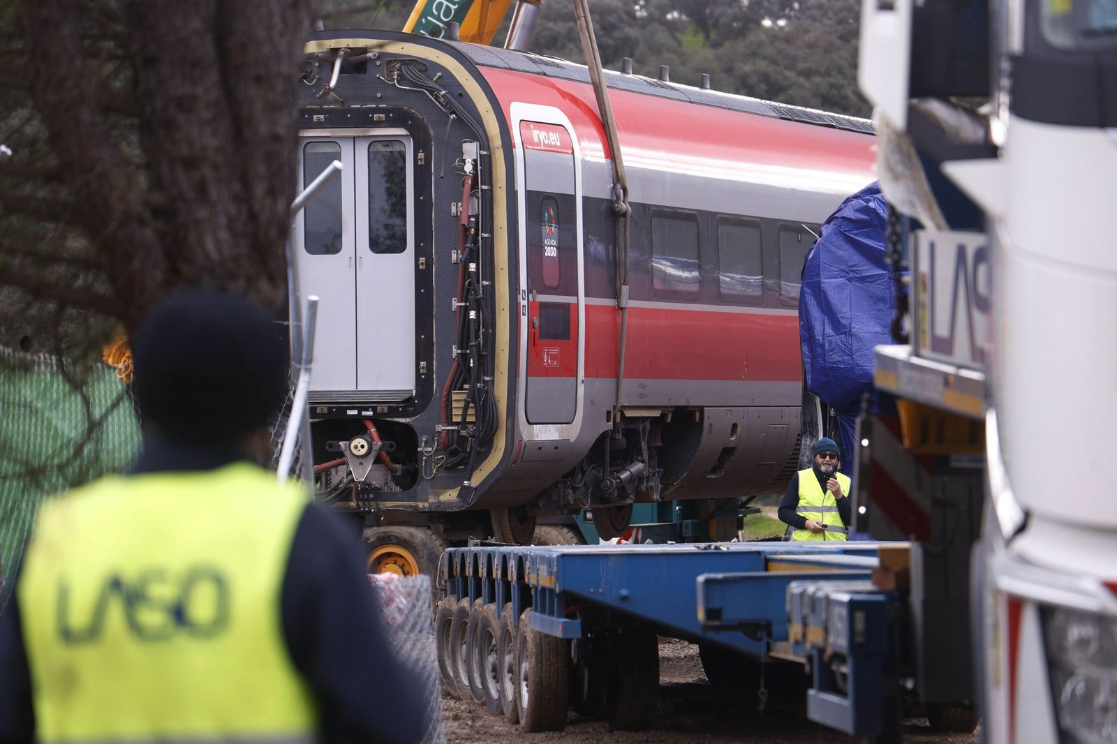 Las imágenes del traslado por la vía de alta velocidad de los vagones del Iryo que no descarrilaron en Adamuz