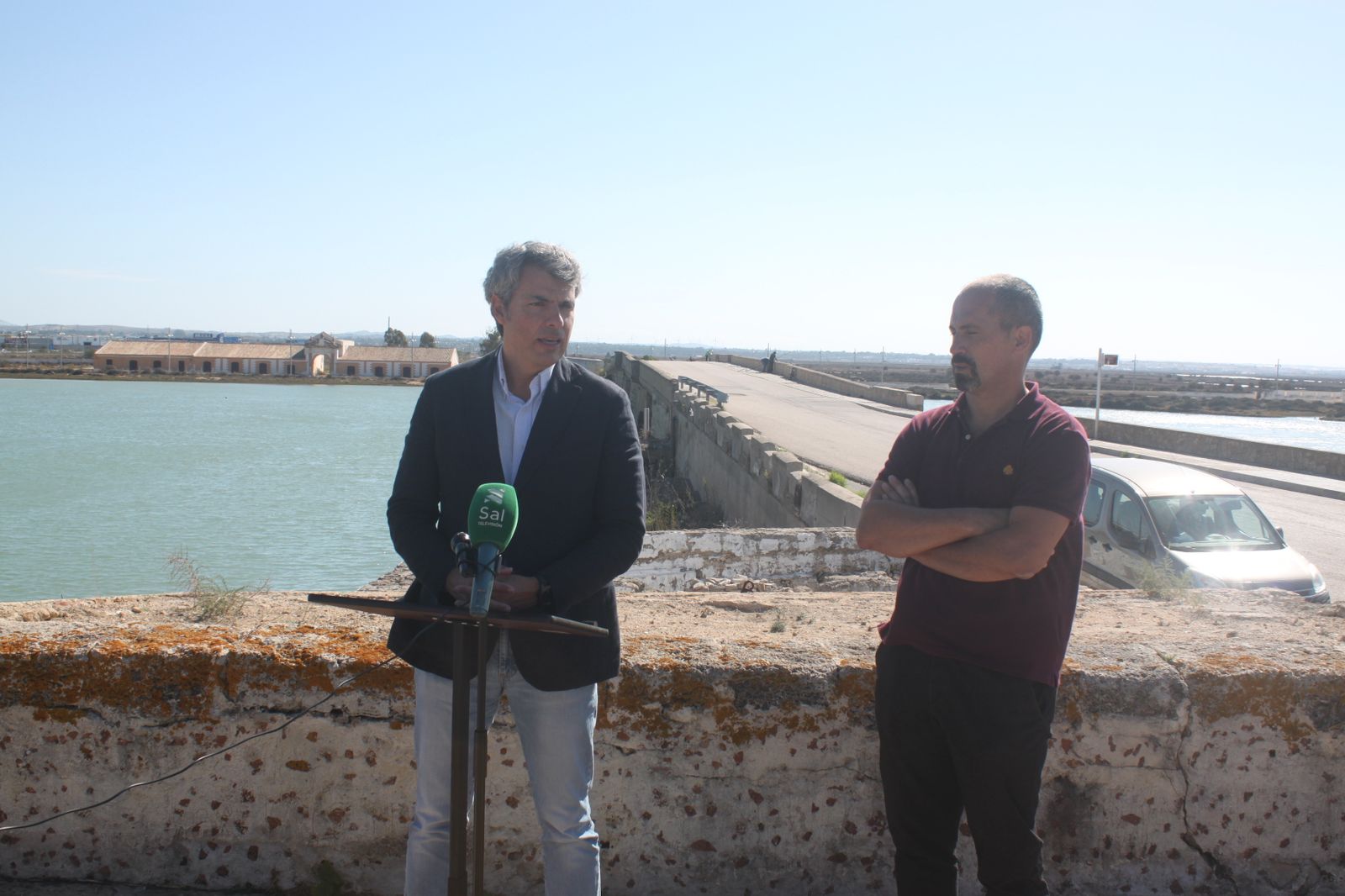 Fran Romero (i.) junto a Francisco León de Fundación Legado de Las Cortes, en la zona del Puente Zuazo.