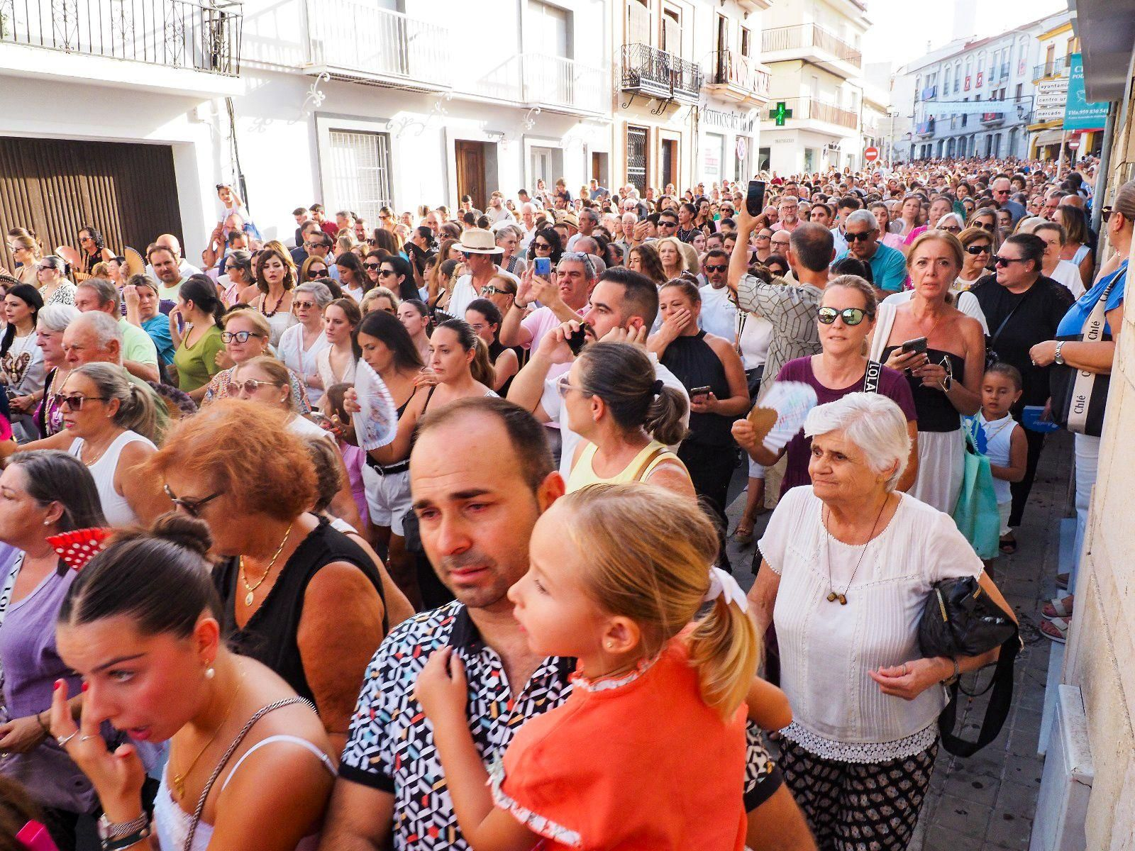 Imágenes de la multitudinaria despedida de la Virgen de la Bella en Lepe antes de la Magna, emulando la de 1954