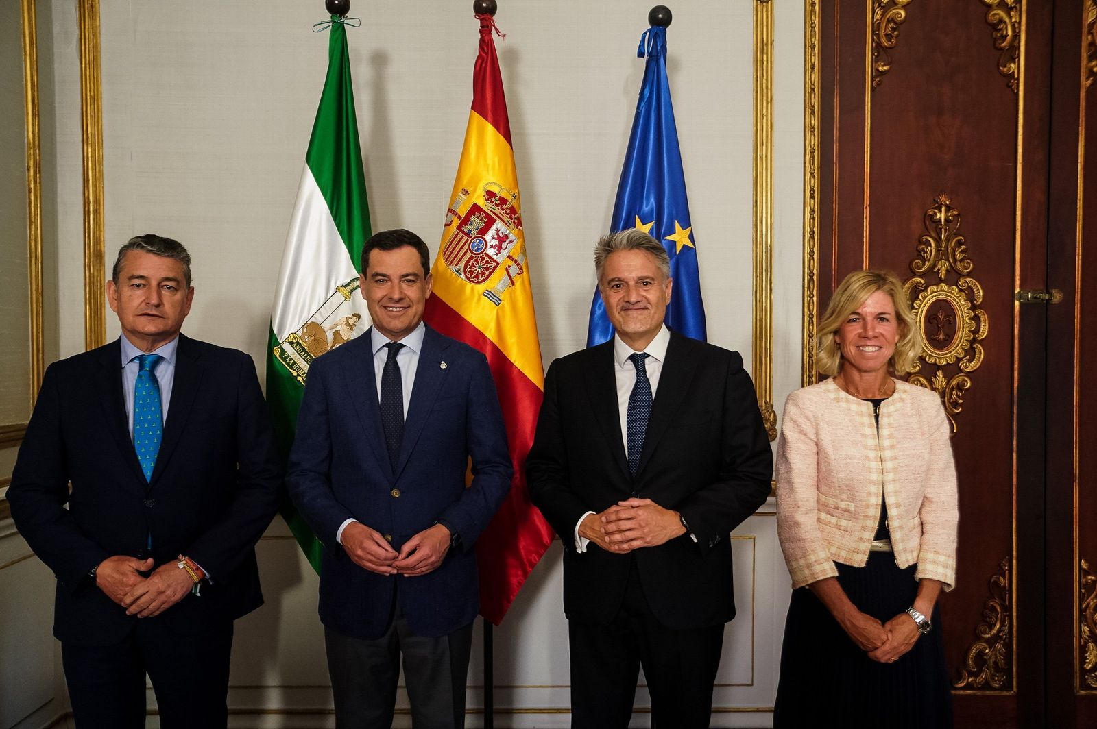 El presidente de la Junta, Juanma Moreno, y el presidente de Microsoft España, Alberto Granados,  junto al consejero de la Presidencia, Antonio Sanz, y la directora del Sector Público de Microsoft España, Natalia Escobedo.