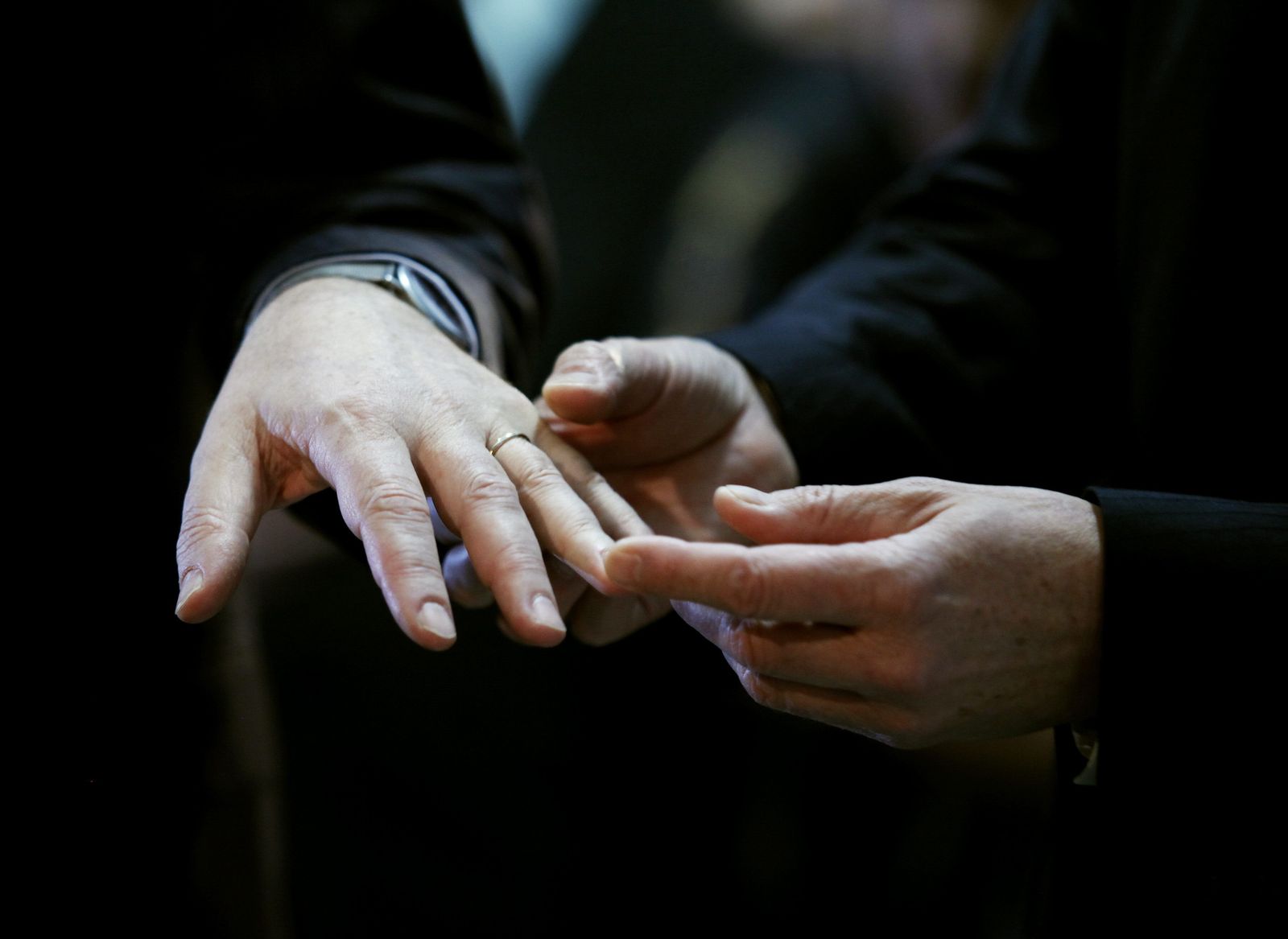 Una pareja intercambia sus anillos durante su matrimonio.