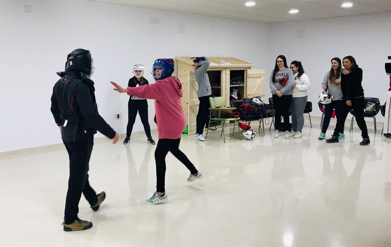 Un grupo de mujeres durante una clase del taller de defensa personal.