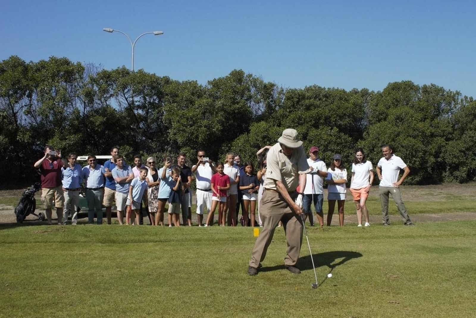 El saque de Rafael Yanguas inauguró de forma simbólica el campo de golf.