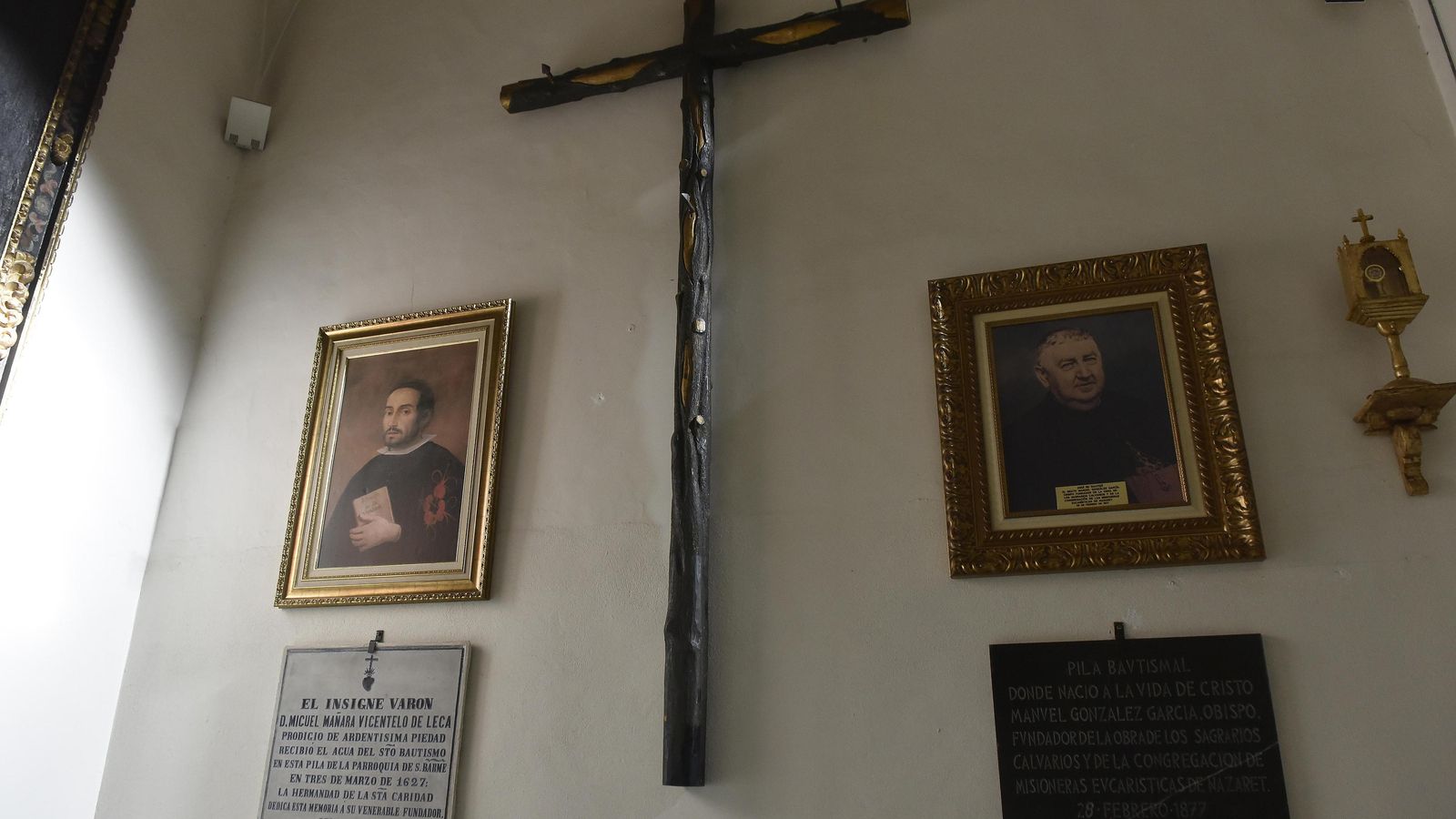 Dos placas recuerdan el lugar donde se bautizaron Miguel de Mañara y San Manuel González