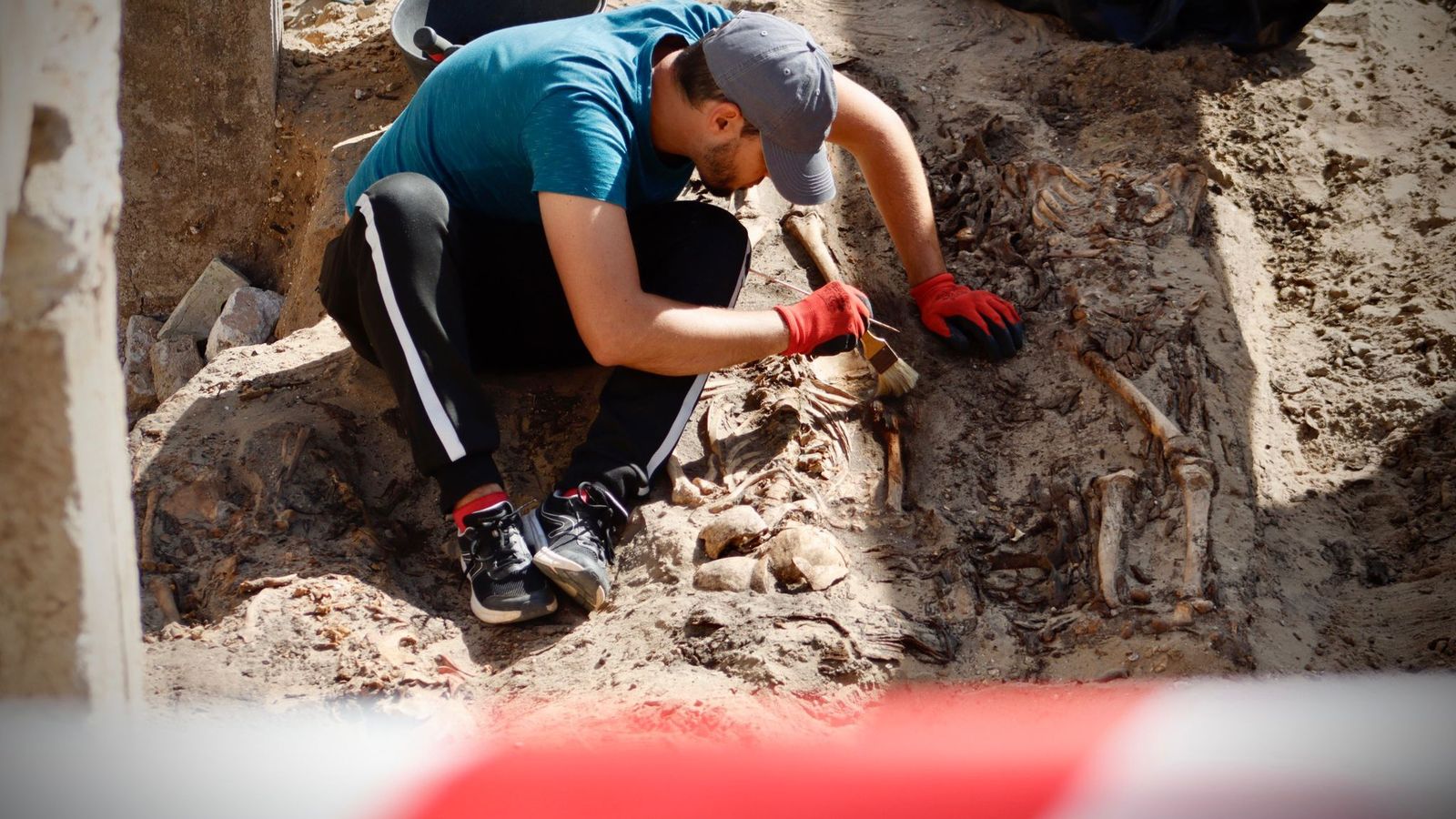 Restos localizados en la fosa común.
