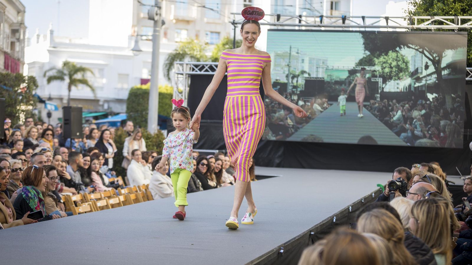 Ágatha Ruiz de la Prada fue la encargada de inaugurar el desfile.