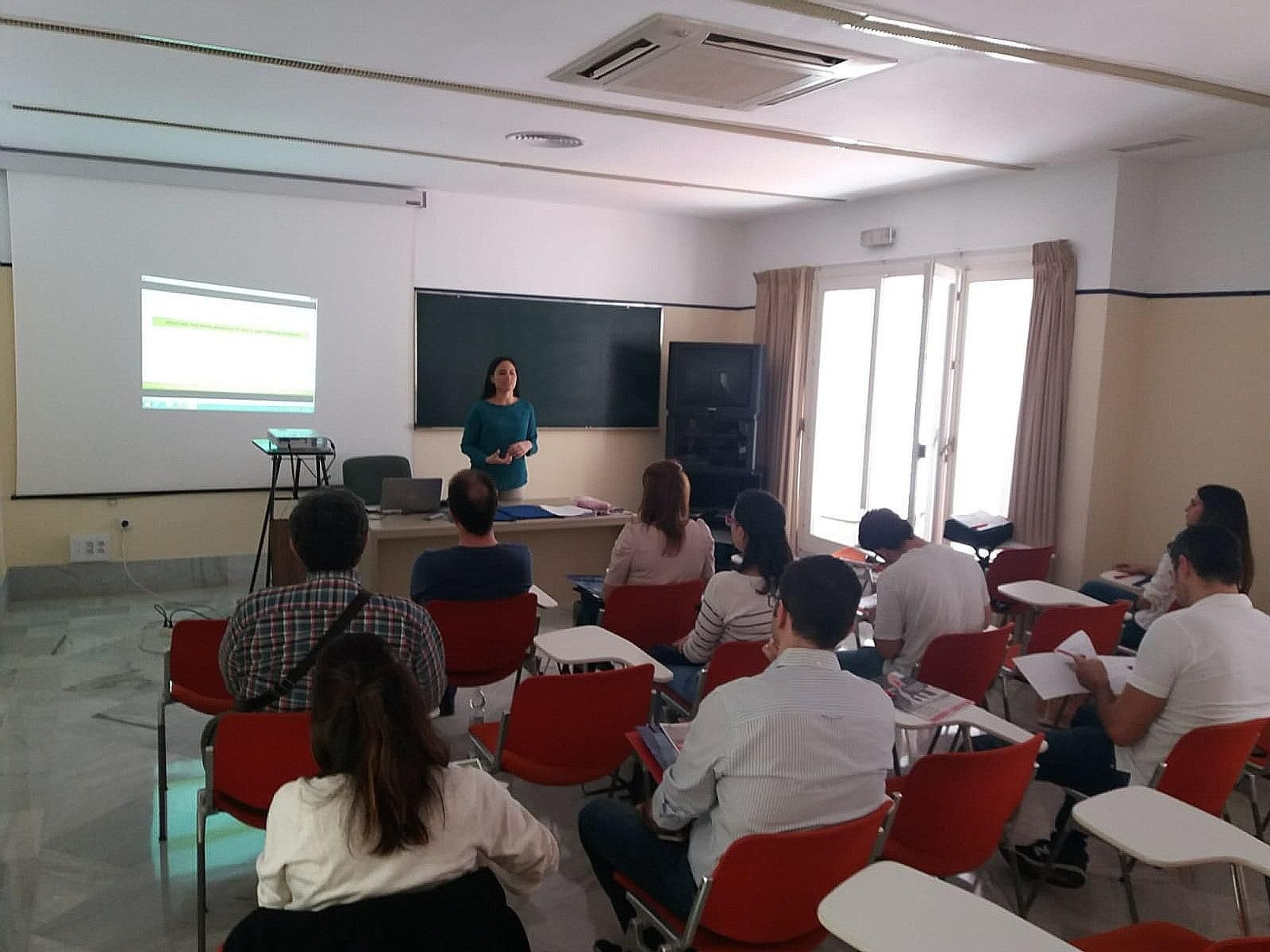 Asistentes a la charla informativa sobre oportunidades laborales para profesorado en Reino Unido.