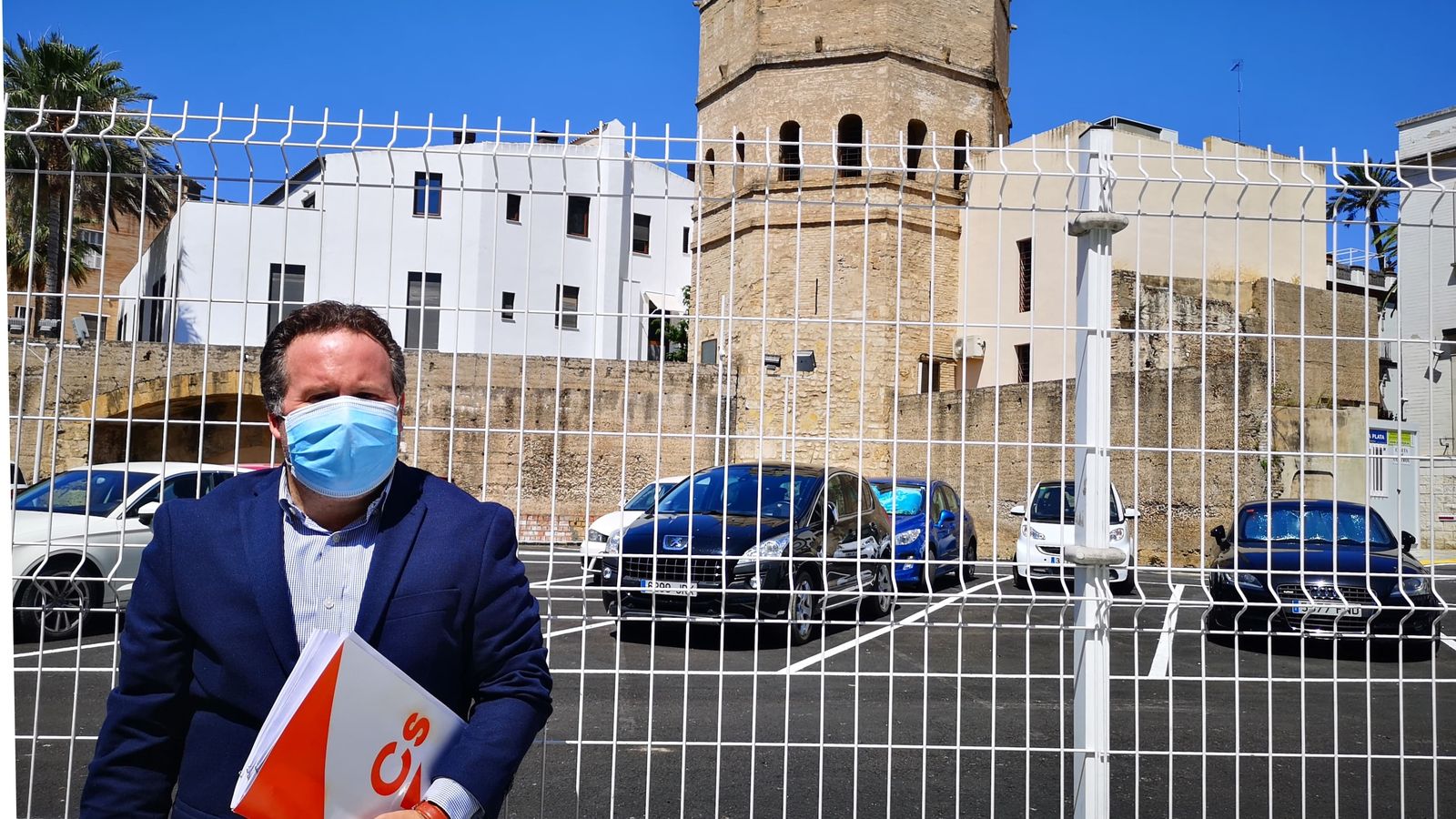 El concejal de Ciudadanos (Cs) en el Ayuntamiento de Sevilla, Lorenzo López Aparicio, junto a la Torre de la Plata.