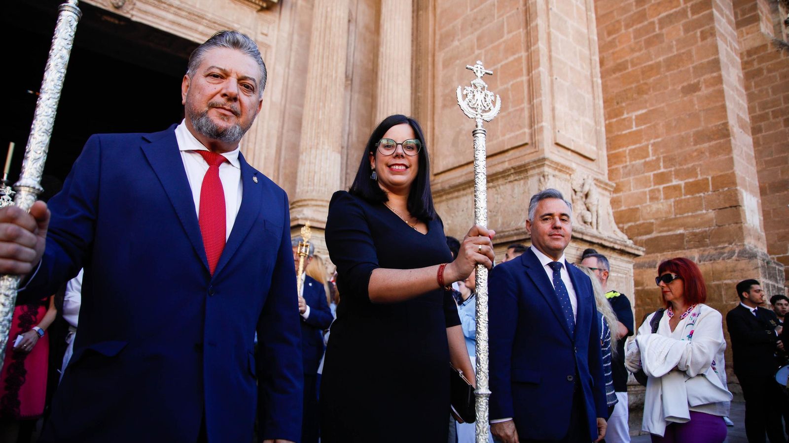 Vea la salida de la Hermandad de Los Ángeles de la Catedral de Almería