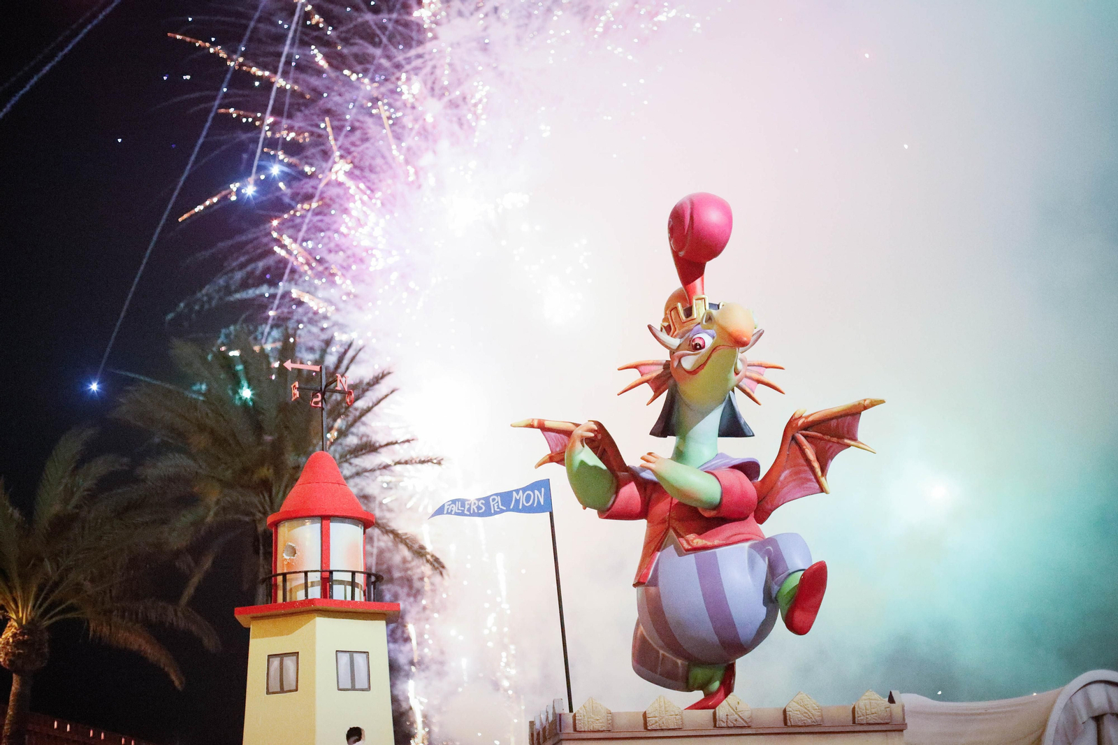 La cremá de las fallas cierra el ‘Fallers pel Món’ en imágenes