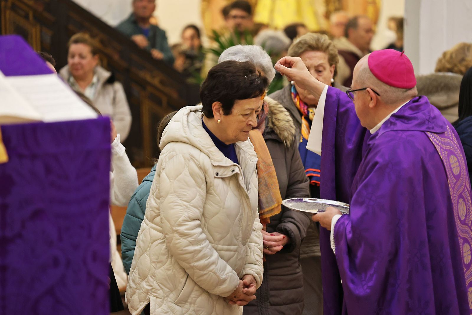 Imposición de la ceniza a una mujer en el Miércoles de Ceniza de 2025.