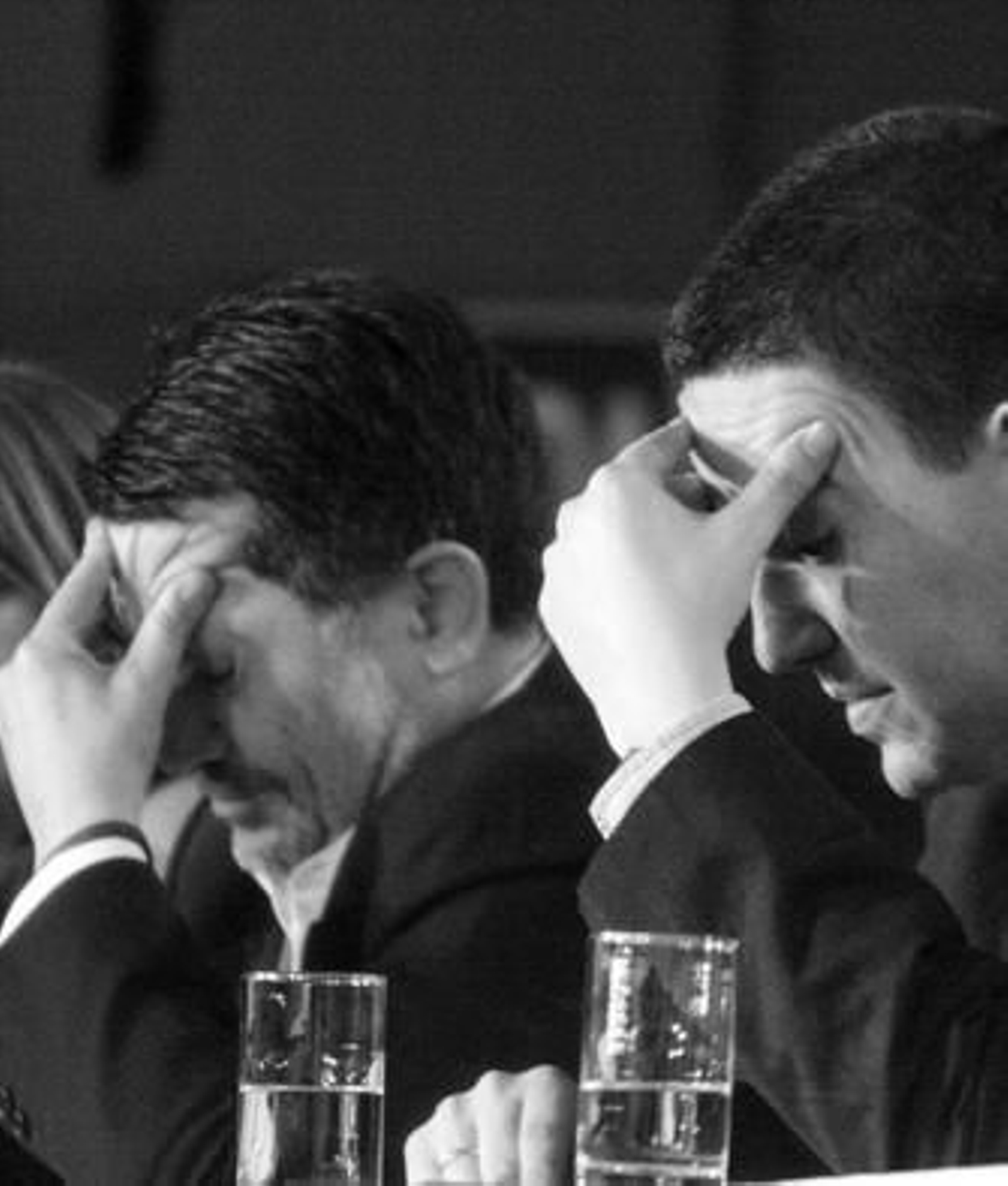 Javier Barrero y Mario Jiménez adoptan una postura mimética en el último congreso socialista.