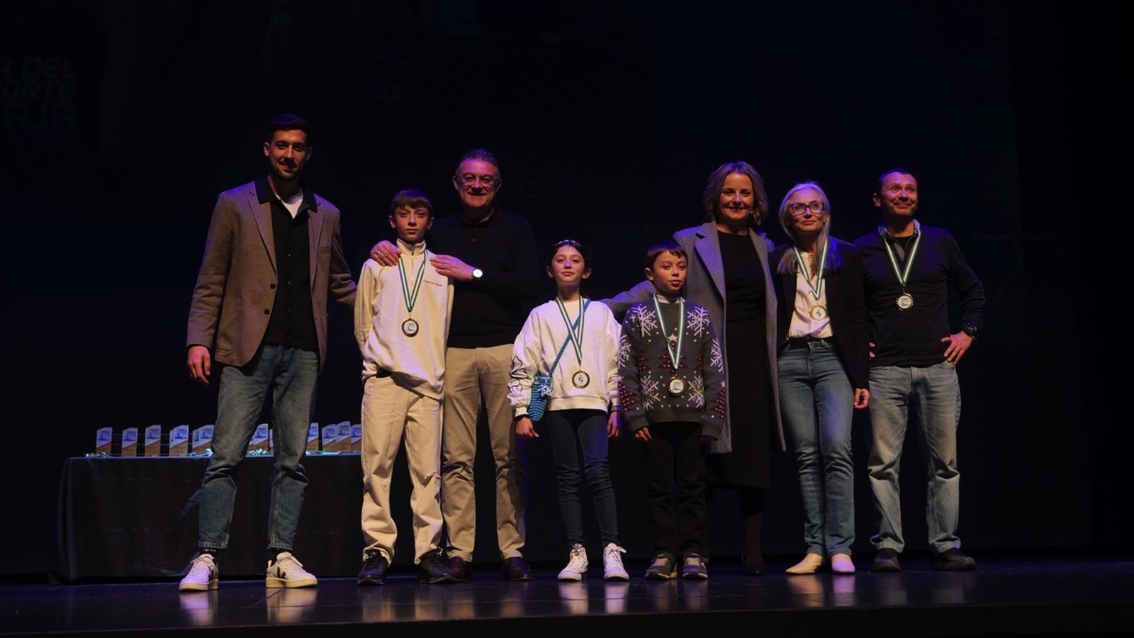Varios de los deportistas premiados tras recibir sus medallas durante la Gala del Deporte de Berja.