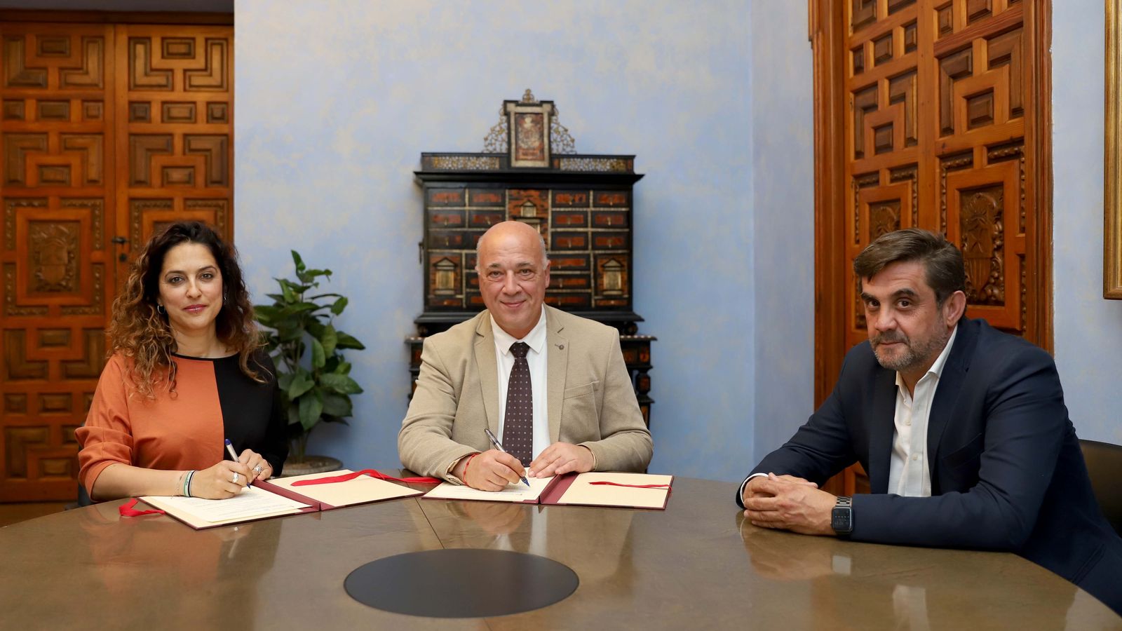 Firma del convenio entre la Diputación y Acansa.