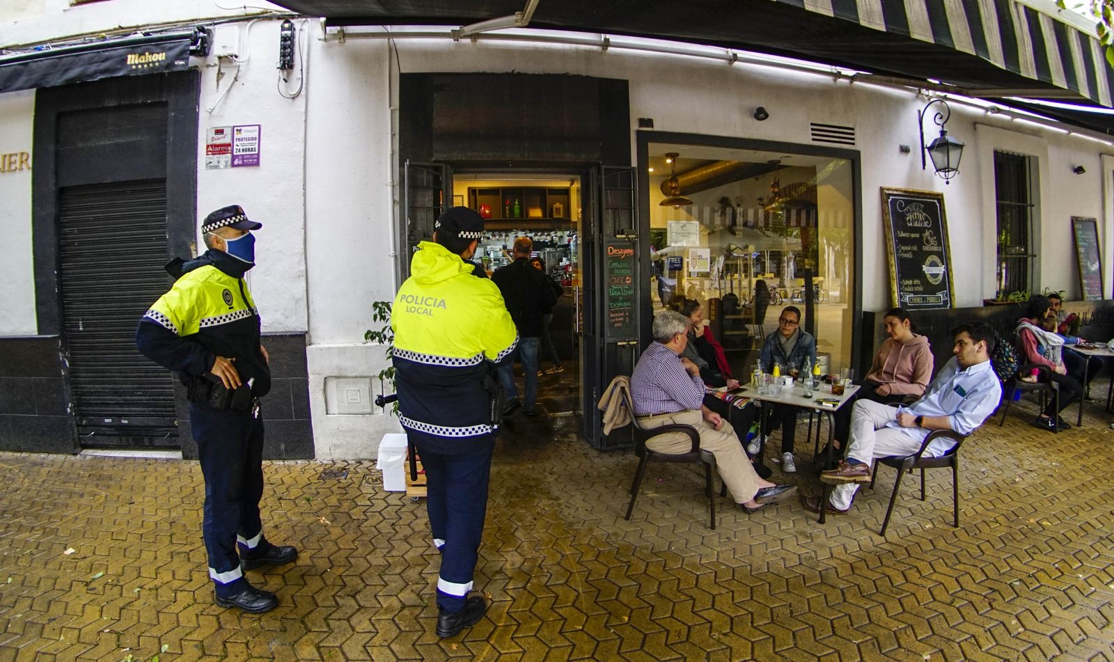 Agentes de la Policía Local en labores de inspección en los negocios de hostelería