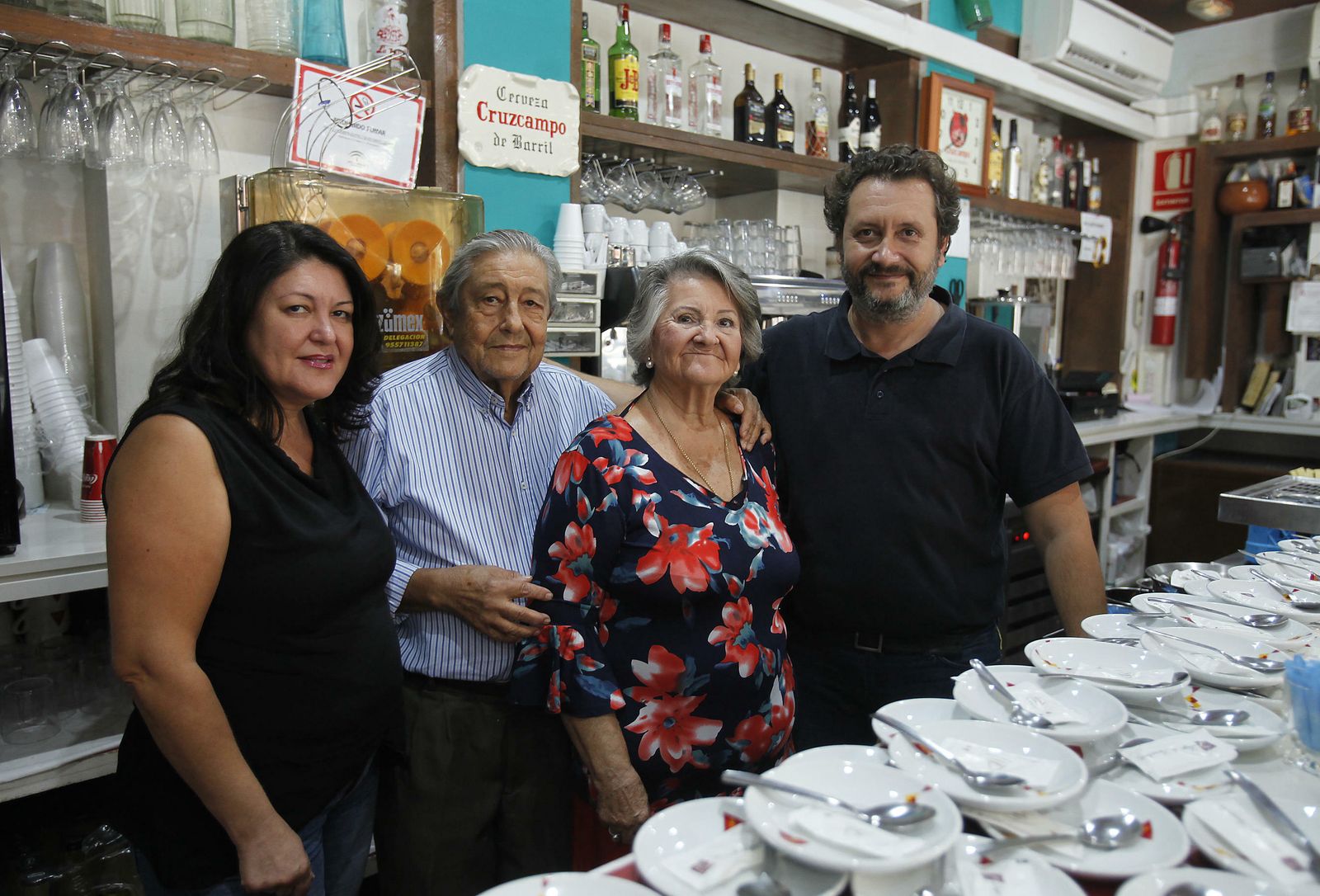 Pedro Rodríguez, con su esposa Rosa Sánchez y Chiqui y Pedro, dos de sus cuatro hijos, en el bar Lago de Sanabria.