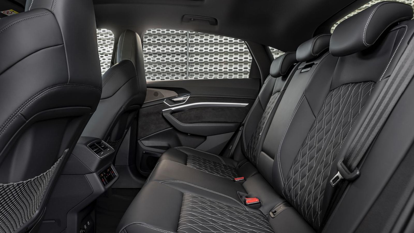 Pese a la forma del techo, y dado que el Sportback es alto, el espacio vertical atrás es muy notable.