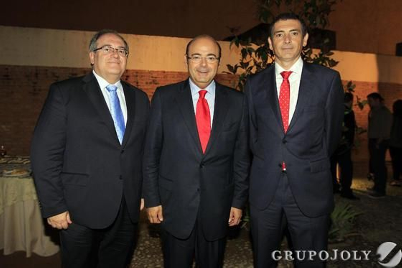 Antonio Ayllón y Sebastián Pérez, junto con el director de Emasagra, Ramiro Angulo.

Foto: Pepe Villoslada-Lucia Rivas