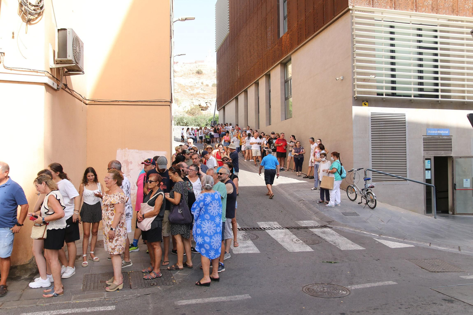 El reparto de abanicos de la Feria de Almería