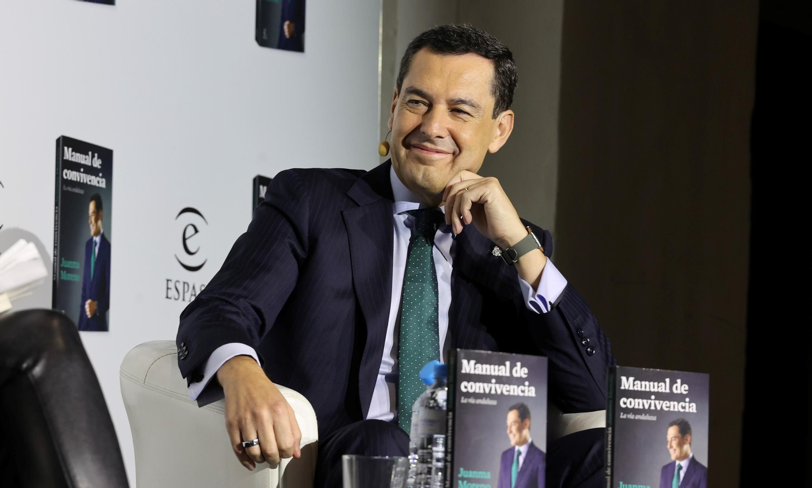 Las fotos de la presentación de libro de Juanma Moreno