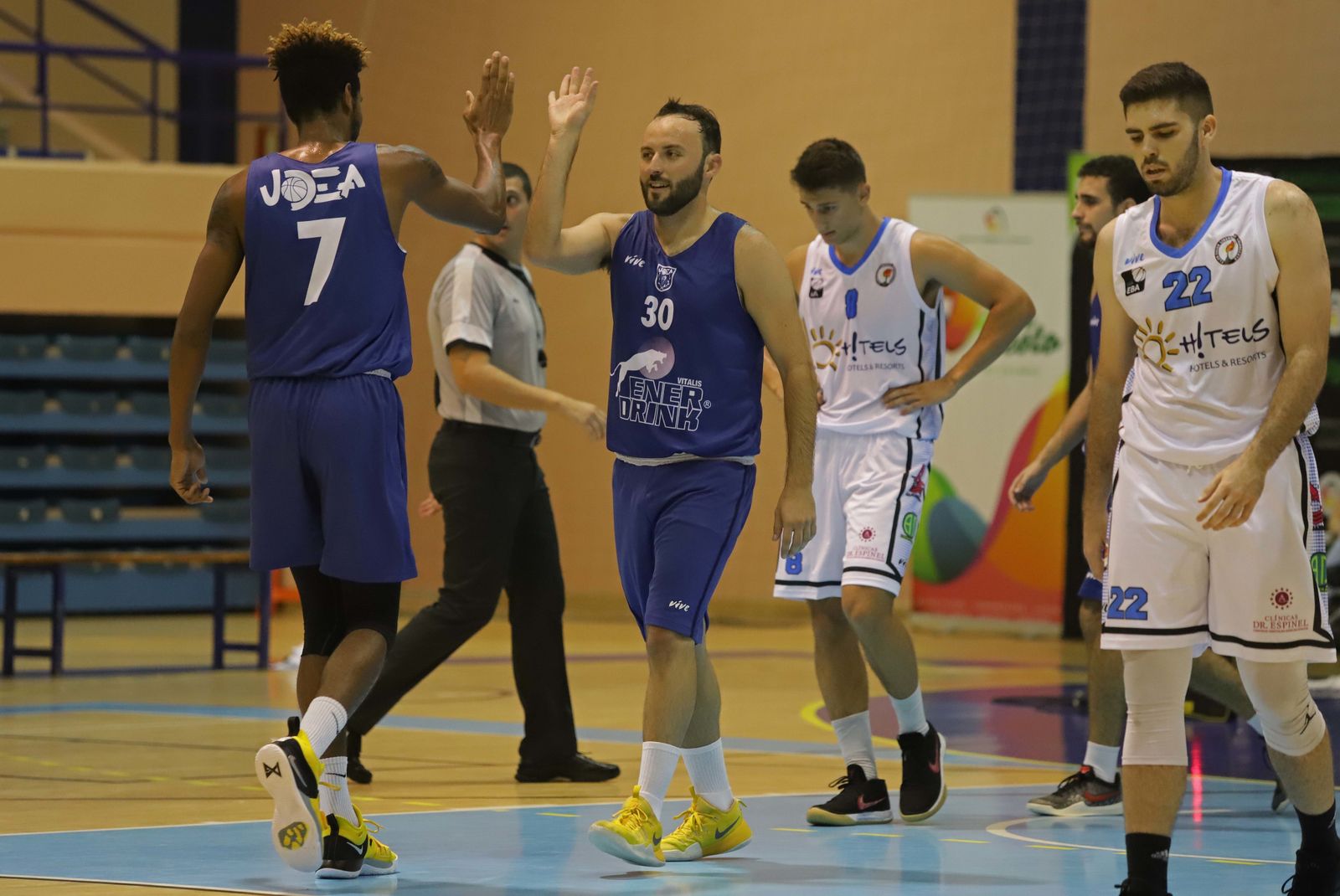 Miki Ortega y Andrew Kelly se felicitan durante el Udea-ULB de la Copa Diputación