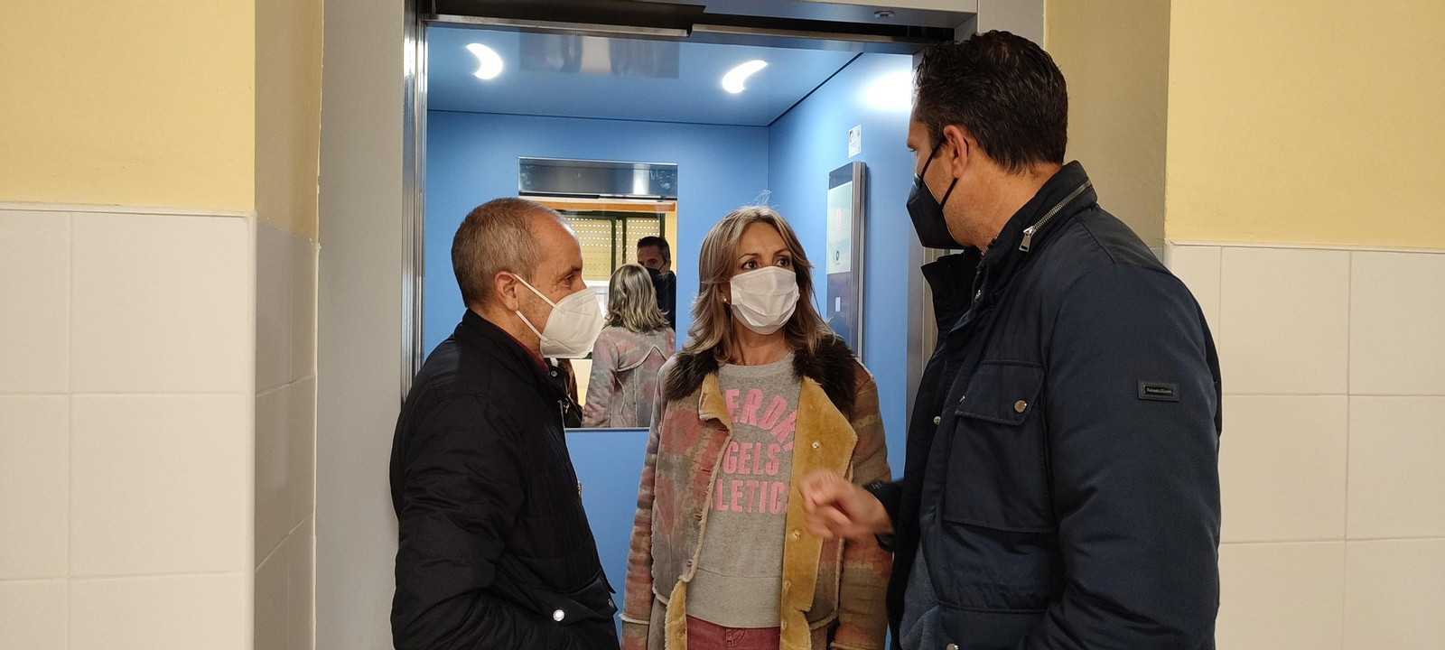 La delegada de Educación, en el centro, durante su visita al colegio Juan de Mena.