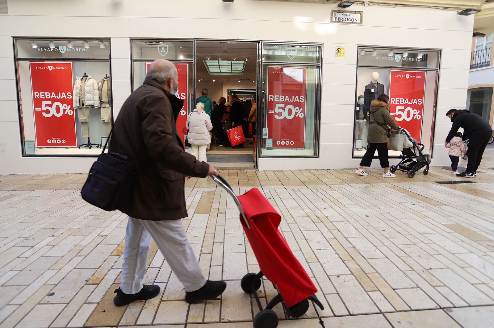 Imágenes del ambiente de rebajas por las calles del centro