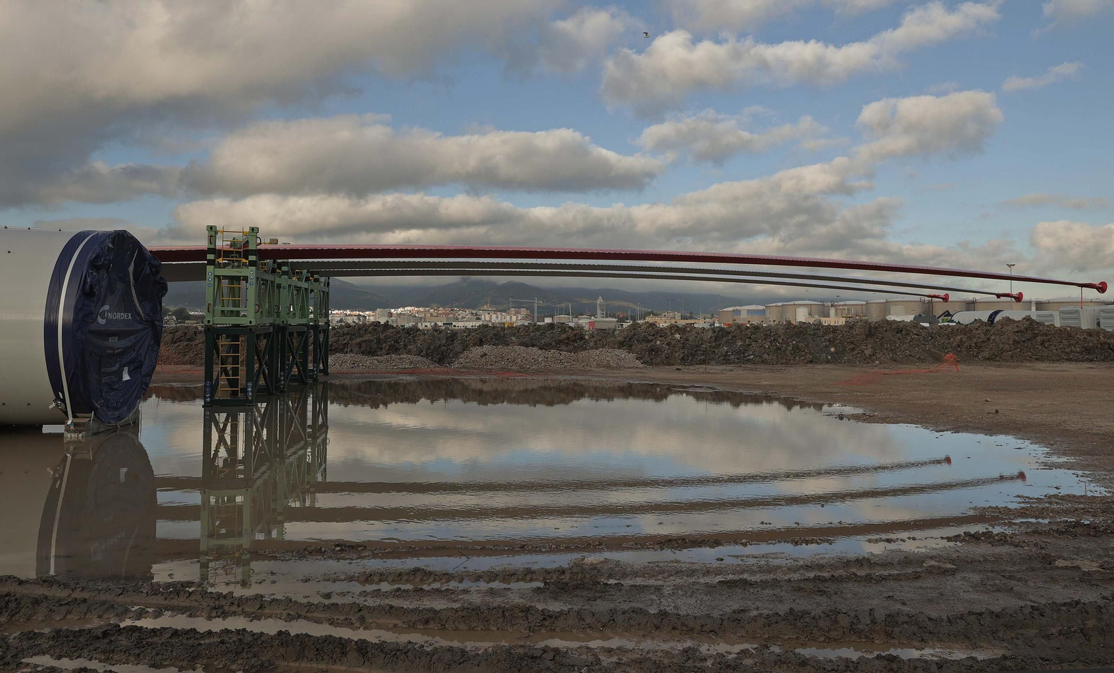 Los aerogeneradores descargados en el muelle de Isla Verde Exterior del Puerto de Algeciras, en imágenes