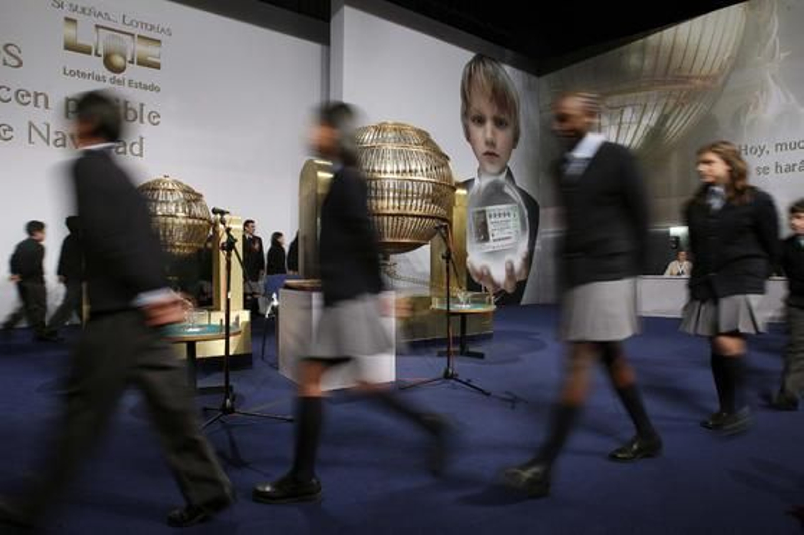 El Gordo ha recaído en el número 58.268, vendido íntegramente en un pubelo de Huesca.

Foto: EFE